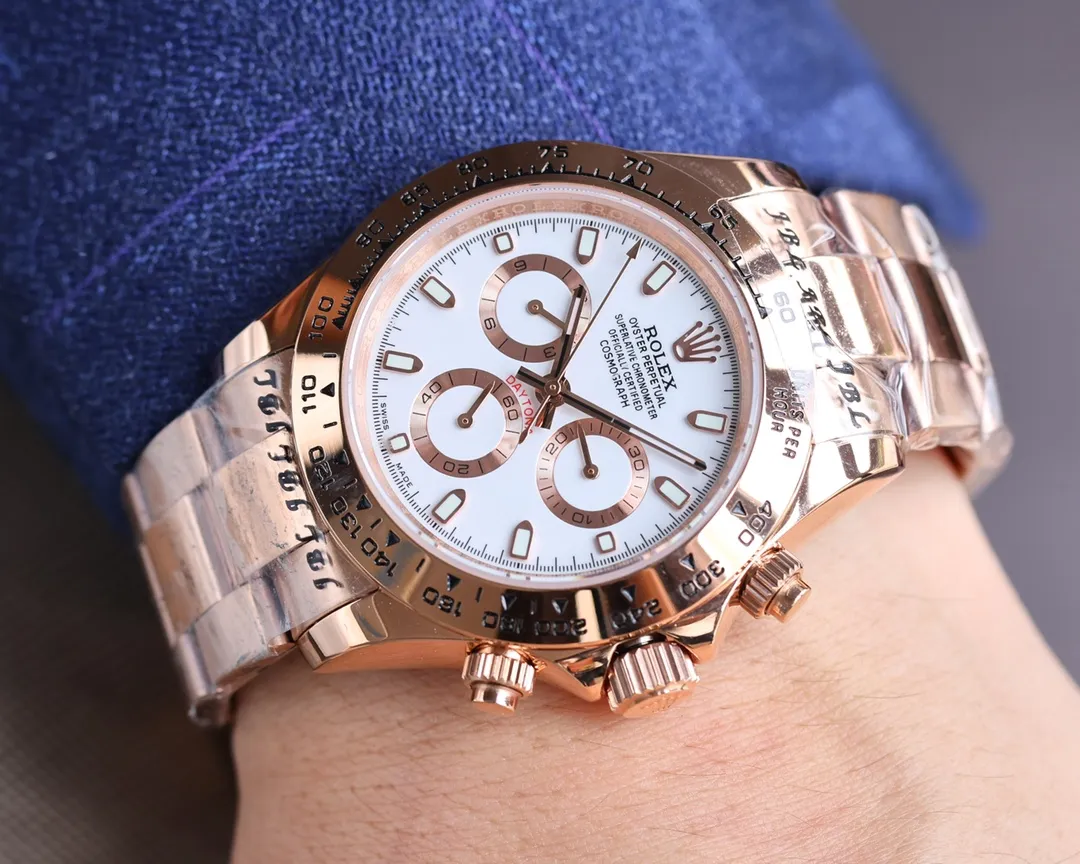【High-end replica】💰1160! Rolex Daytona Series [Movement] Adopts the imported Japanese Citizen 8215 fully automatic mechanical movement [Case] ​​40mmX13mm deep black ceramic solid outer ring with speed scale (using real ceramic technology, non-scratchable, never faded, texture consistent with the original) [Dial] The function dial font and the dial logo are superimposed on the printing process, and there will be a slight bulge when viewed from the side. The background texture of the disk has been filtered and corrected countless times to ensure that it is 100% consistent with the original. The Rolex metal LOGO on it is separately molded, and it can be compared to the original in terms of three-dimensionality and roundness. The easy-to-read Chroma light luminous display is equipped with long-lasting luminous material. [Mirror] Flat sapphire crystal glass is scratch-resistant, and the effect will never be ghosted, consistent with the original product. (Six-digit Rolex's unique anti-counterfeiting mark, small crown) [Buckle] Made of imported 316 steel and polished from 1:1 parts. The inner side of the brush has a corroded Rolex steel seal and an external buckle safety ring that is exactly the same as the original one.