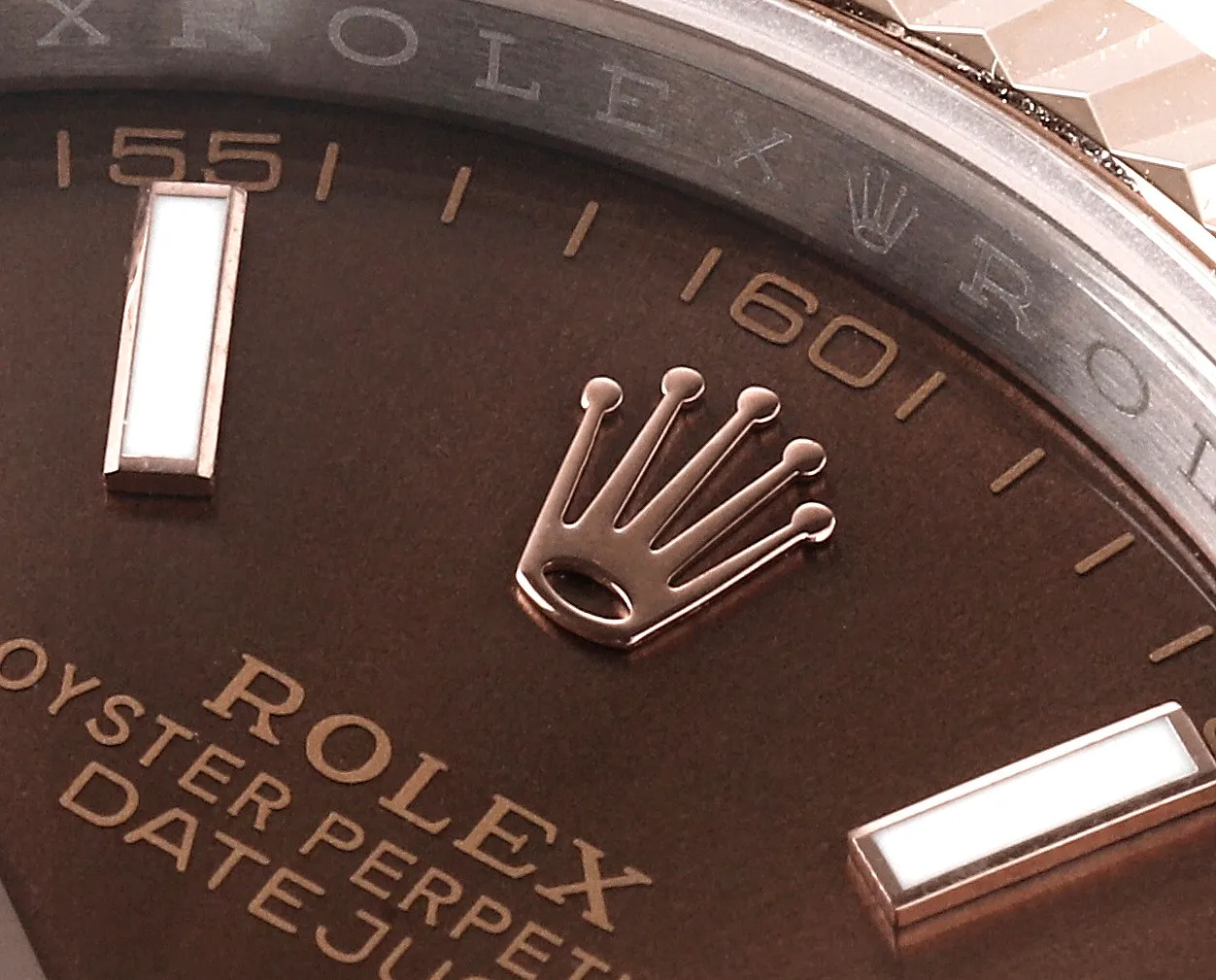 【High-end replica】💰1240! 【Customized all-in-one machine】💰1900! [Top replica] Private chat! ! ! The Rolex Datejust 41mm series creates a classic watch model. 1: The movement adopts Swiss 3235 movement. 2: In terms of material, the overall material is made of 904 steel. The curvature of the side of the case is polished in place, and the thickness of the side is consistent with the original. 3: Classic dog tooth collar. The platinum (electroplated) ring presents a radiant light effect that is extremely close to the original version, and the triangular pit pattern is clean and neat. 4: The watch mirror is made of real sapphire mirror, which increases the transparency of the watch. At the same time, it has been treated with anti-glare technology, making it very convenient to read watch data and has high hardness. 5: The only synchronous original thickness in the market is 11.5mm. This picture was taken in top reproduction quality!