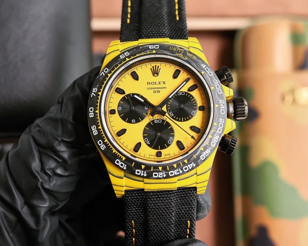 【Top replica】💰6500! The carbon fiber customized version of the TW Factory ROLEX Universe Chronograph Daytona series, the watch is not only light to wear, but also hard in appearance. And each watch has a unique carbon fiber pattern material. [Case] ​​The size of the watch is 40X12.4, which is consistent with the original. The strength of the Tw factory casts the unique style of carbon fiber Rolex. Unique to the market, the entire case, bezel and bottom cover are made of high-composite carbon fiber and super luminous powder. The details are hand-chamfered and polished. The texture is extraordinary. [Strap Buckle] The strap is made of artificial fiber woven straps, which is breathable, comfortable and soft in texture. [Movement] Using the latest accurate and mature 4801 movement (the functional thickness is the same as 4130), it perfectly realizes powerful functions and is the king of cost performance! ! !