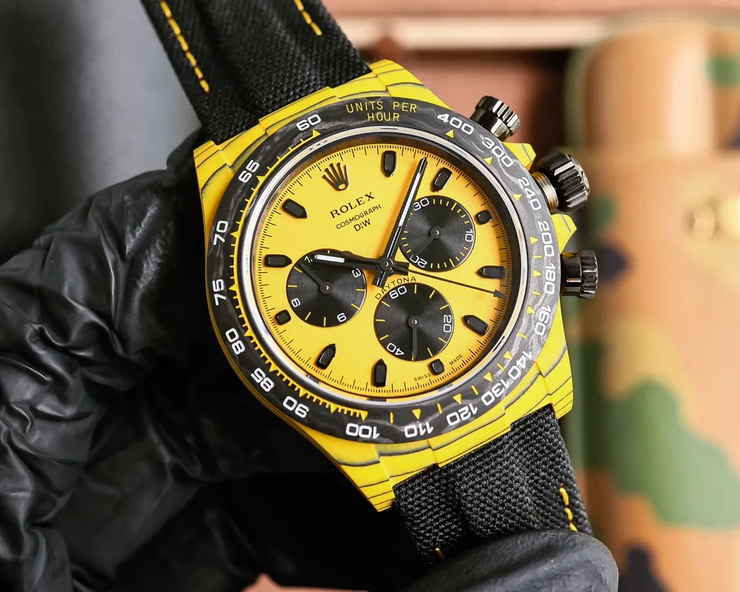 【Top replica】💰6500! The carbon fiber customized version of the TW Factory ROLEX Universe Chronograph Daytona series, the watch is not only light to wear, but also hard in appearance. And each watch has a unique carbon fiber pattern material. [Case] ​​The size of the watch is 40X12.4, which is consistent with the original. The strength of the Tw factory casts the unique style of carbon fiber Rolex. Unique to the market, the entire case, bezel and bottom cover are made of high-composite carbon fiber and super luminous powder. The details are hand-chamfered and polished. The texture is extraordinary. [Strap Buckle] The strap is made of artificial fiber woven straps, which is breathable, comfortable and soft in texture. [Movement] Using the latest accurate and mature 4801 movement (the functional thickness is the same as 4130), it perfectly realizes powerful functions and is the king of cost performance! ! !