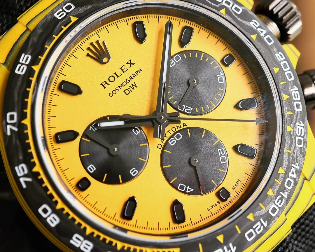 【Top replica】💰6500! The carbon fiber customized version of the TW Factory ROLEX Universe Chronograph Daytona series, the watch is not only light to wear, but also hard in appearance. And each watch has a unique carbon fiber pattern material. [Case] ​​The size of the watch is 40X12.4, which is consistent with the original. The strength of the Tw factory casts the unique style of carbon fiber Rolex. Unique to the market, the entire case, bezel and bottom cover are made of high-composite carbon fiber and super luminous powder. The details are hand-chamfered and polished. The texture is extraordinary. [Strap Buckle] The strap is made of artificial fiber woven straps, which is breathable, comfortable and soft in texture. [Movement] Using the latest accurate and mature 4801 movement (the functional thickness is the same as 4130), it perfectly realizes powerful functions and is the king of cost performance! ! !