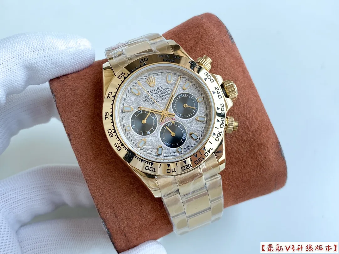【Foreign trade import】💰2400! Rolex Daytona series [Movement] adopts Swiss 2836 movement [Case] ​​43mmX13mm [Dial] The function dial font and the dial logo adopt an overlay printing process, and there will be a slight bulge when viewed from the side. The background texture of the disk has been filtered and corrected countless times to ensure that it is 100% consistent with the original. The Rolex metal LOGO on it is molded separately. Whether it is three-dimensional or round, it can PK the original easy-to-read Chroma light luminous display with long-lasting luminous material. [Watch Mirror] Flat sapphire crystal glass is scratch-resistant, the effect will never be ghosted, and it is consistent with the original product. [Buckle] It is made of imported 316 steel and polished from 1:1 parts. The inner side is sanded and corroded with the Rolex steel seal. The outer watch buckle safety ring is exactly the same as the original one. 🔥Top product, high quality products constantly🔥