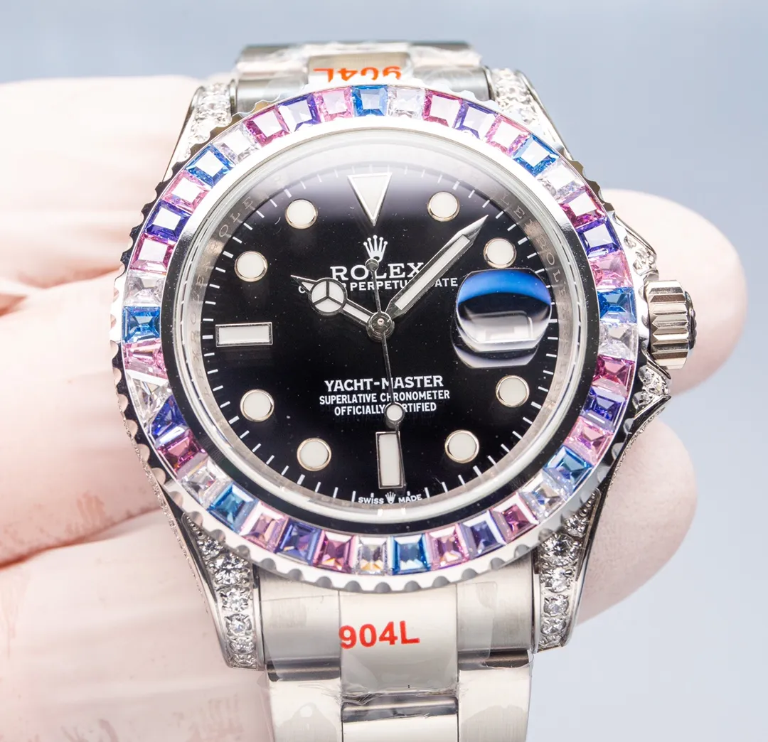 【Top Replica】💰5200! Rolex's global limited gemstone model - the Yacht-Master, pushes the limits aesthetically. On this watch, you can combine your love of jewelry and Swiss watches into one. The bezel, case and buckle are all studded with Swarovski diamonds! A walking work of art, a symbol of identity and status, the aura is clear at a glance! Really stunning! Can't put it down❤️ [Movement] It uses the 3235 fully automatic all-in-one machine with the soul blue hairspring that symbolizes Rolex, and its performance is extremely stable. [Case] ​​The size of the watch is 40mm, and every detail is perfectly reproduced one to one. [Watch strap] Forged from 904L fine steel, the strap has a classic oyster shape, with brushing on both sides and high polishing in the middle. The buckle has the same double safety buckle as the original one, and the buckle engraving is clearly visible. [Mirror] Sapphire mirror. Super luminous text, the color of the text is more delicate, creating a visual effect consistent with the original product! 🍻It is shocking and noble when you use it. You deserve it!