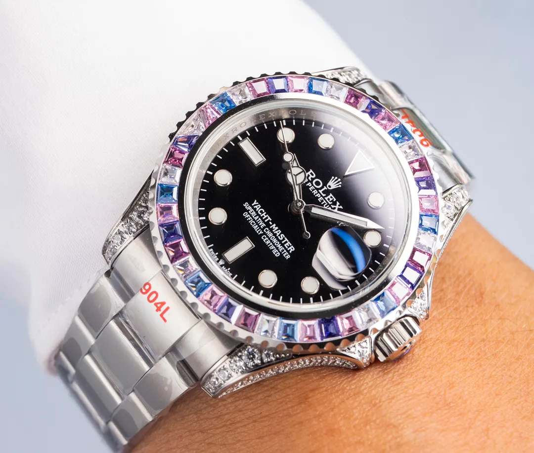 【Top Replica】💰5200! Rolex's global limited gemstone model - the Yacht-Master, pushes the limits aesthetically. On this watch, you can combine your love of jewelry and Swiss watches into one. The bezel, case and buckle are all studded with Swarovski diamonds! A walking work of art, a symbol of identity and status, the aura is clear at a glance! Really stunning! Can't put it down❤️ [Movement] It uses the 3235 fully automatic all-in-one machine with the soul blue hairspring that symbolizes Rolex, and its performance is extremely stable. [Case] ​​The size of the watch is 40mm, and every detail is perfectly reproduced one to one. [Watch strap] Forged from 904L fine steel, the strap has a classic oyster shape, with brushing on both sides and high polishing in the middle. The buckle has the same double safety buckle as the original one, and the buckle engraving is clearly visible. [Mirror] Sapphire mirror. Super luminous text, the color of the text is more delicate, creating a visual effect consistent with the original product! 🍻It is shocking and noble when you use it. You deserve it!