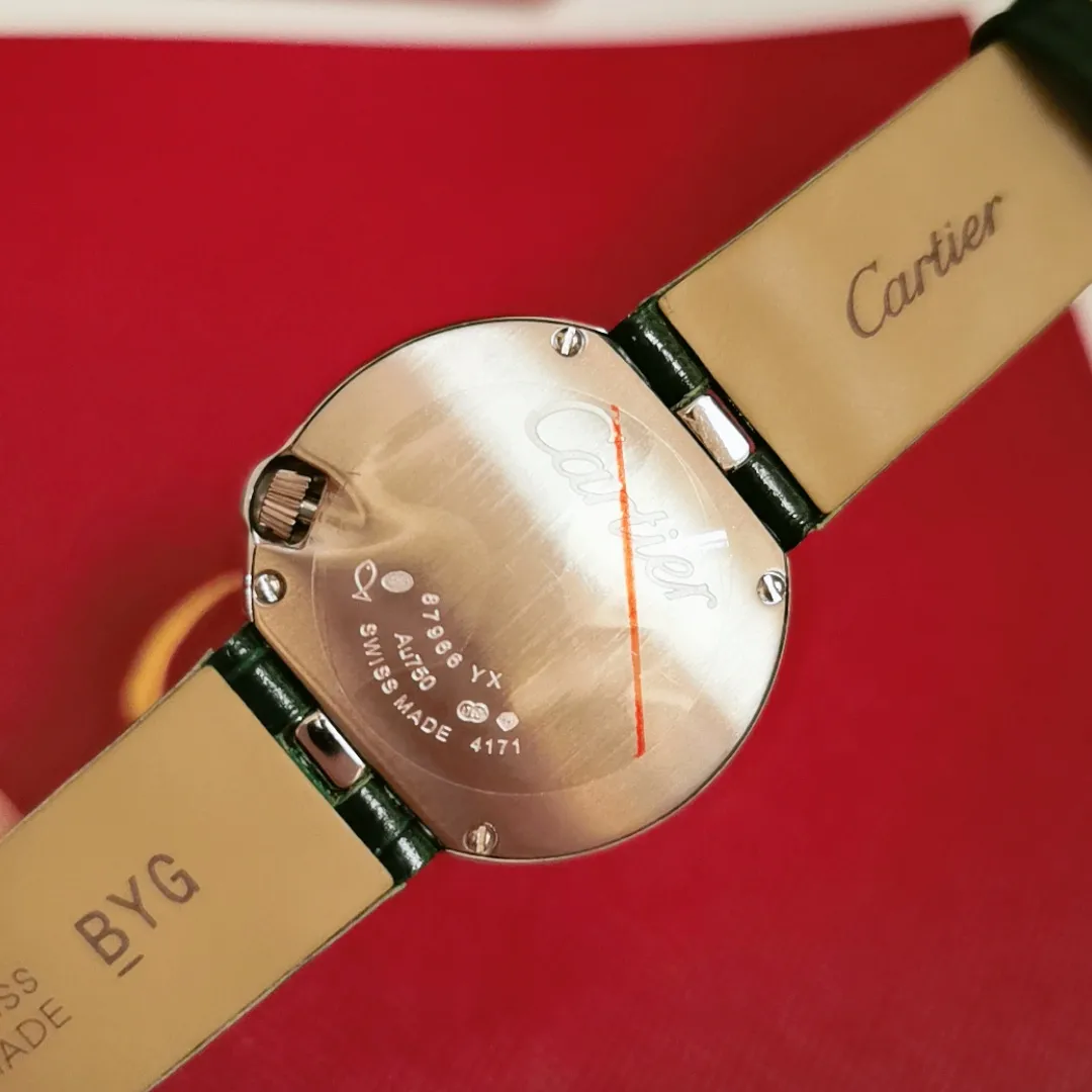 【Foreign trade import】💰1120! Upgraded version, quality upgrade without price increase. The whitest balloon and gray and black strap are closer to the original product! Cartier Ballon Blanc de Cartier series! Size 30mm! Counter genuine synchronized version! I fell in love with the white balloon at first sight! "Haze Gray" is super white! The biggest difference between the white balloon and the blue balloon is that there is a rhombus diamond in the fourth position! The low-key leather strap complements the luster of the electroplated 18k rose gold dial! The latest styles from the counter will not be as popular as blue balloons! (1)Swiss Ronda quartz movement➕(2)With fisheye sapphire mirror glass, the crown at 4 o'clock is set with a 0.14 carat diamond! The color perfectly restores the real diamond! Rhombus-shaped diamonds are different from ordinary zircons on the market! (3) Silver Roman font, not blue! The grilled blue needle hands have also been changed to rose gold! (4) We also spend a lot of money on the watch strap to achieve genuine 1:1 quality and match it with Italian cowhide.