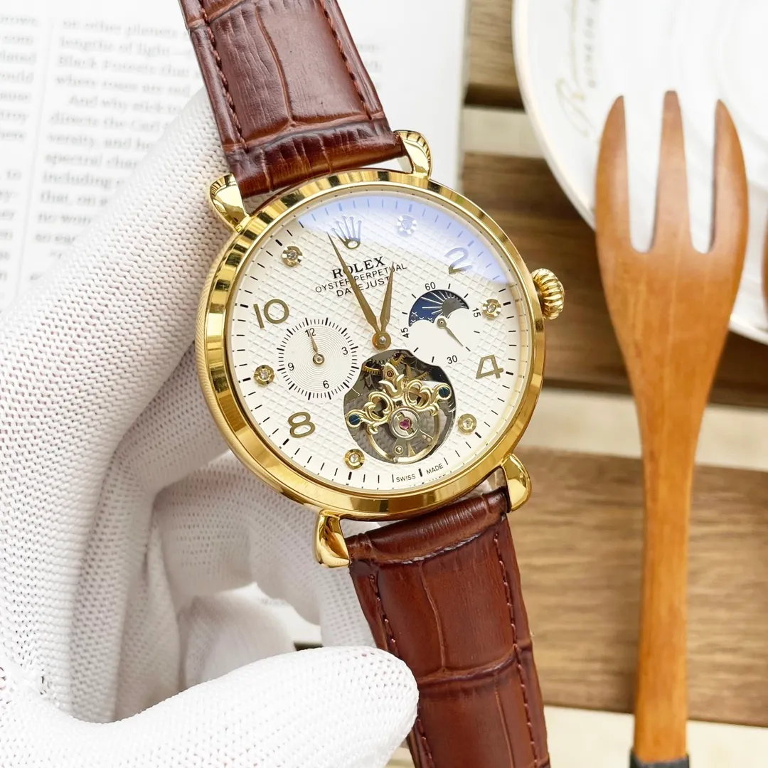 【High-end replica】💰1500! Rolex ROLEX premium men's watch, with four-hand flywheel moon design, exquisite craftsmanship, originality, noble atmosphere and gentlemanly style. Using fully automatic mechanical movement, top-grade 316 stainless steel case and strap, mineral super mirror, size 42-13