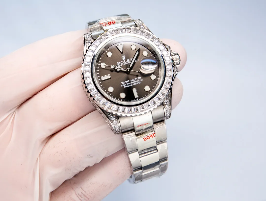 Rolex's global limited gemstone model - the Yacht-Master, pushes the limits aesthetically. On this watch, you can combine your love of jewelry and Swiss watches into one. The bezel, case and buckle are all studded with Swarovski diamonds! A walking work of art, a symbol of identity and status, the aura is clear at a glance! Really stunning! Can't put it down❤️ [Movement] It uses the 3135 fully automatic all-in-one machine with the soul blue hairspring that symbolizes Rolex, and its performance is extremely stable. [Case] ​​The size of the watch is 40mm, and every detail is perfectly reproduced one to one. [Watch Strap] Forged from 904L fine steel, the strap has a classic oyster shape, with brushed workmanship on both sides and high polishing in the middle. The buckle has the same double safety buckle as the original, and the buckle engraving is clearly visible. (An additional rubber strap is included.) [Mirror] Sapphire mirror. Super luminous text, the color of the text is more delicate, creating a visual effect consistent with the original product! 🍻It is shocking and noble when you use it. You deserve it! (Focus on original new machines) Focus is an attitude, produced by JH!