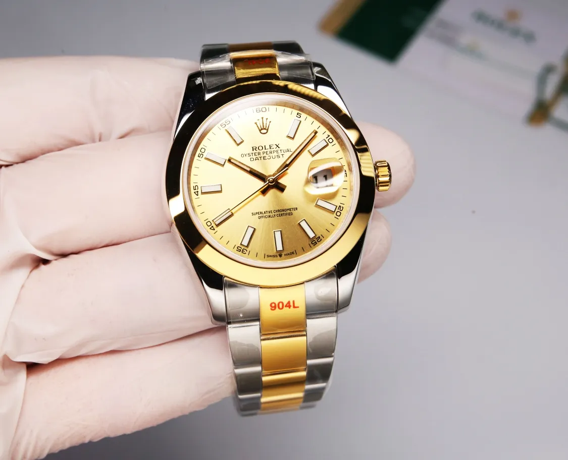 【High-end replica】💰1240! 【Customized all-in-one machine】💰1720! Rolex Oyster Perpetual Datejust 41mm series watches, timeless elegance! [Oyster case, symbol of waterproofing] The diameter of the watch is 41mm, the thickness is consistent with the original, and the data is consistent with the genuine product 1. Classic Oyster case with triangular grooved outer ring 2. The handle adopts a screw-in design to restore the double buckle lock dual waterproof system 3. Mirror material - wear-resistant and scratch-resistant sapphire mirror, anti-reflective convex magnification (2.5 times) calendar window [Strap details] Different watch models are matched with different steel straps 1. Commemorative strap Jubilee Bracelet (five-bead belt) Material: stainless steel, commemorative type, five-row link 2. Oyster bracelet Oyster Bracelet (3-bead belt). Material: Stainless steel, head-shaped, semi-circular three-row link 3. Buckle type Folding buckle, concealed folding crown buckle [Movement] Using the exquisite and stable Japanese 8215/9015 movement, it is steady and simple, reserved, showy but not flattering, long-lasting elegance! (Extreme reproduction requirements create high quality, playing with more than just concepts!) (Focus on original new machines) Focus is an attitude, produced by JH!