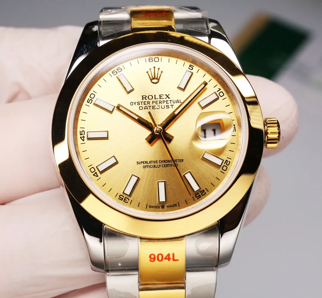 【High-end replica】💰1240! 【Customized all-in-one machine】💰1720! Rolex Oyster Perpetual Datejust 41mm series watches, timeless elegance! [Oyster case, symbol of waterproofing] The diameter of the watch is 41mm, the thickness is consistent with the original, and the data is consistent with the genuine product 1. Classic Oyster case with triangular grooved outer ring 2. The handle adopts a screw-in design to restore the double buckle lock dual waterproof system 3. Mirror material - wear-resistant and scratch-resistant sapphire mirror, anti-reflective convex magnification (2.5 times) calendar window [Strap details] Different watch models are matched with different steel straps 1. Commemorative strap Jubilee Bracelet (five-bead belt) Material: stainless steel, commemorative type, five-row link 2. Oyster bracelet Oyster Bracelet (3-bead belt). Material: Stainless steel, head-shaped, semi-circular three-row link 3. Buckle type Folding buckle, concealed folding crown buckle [Movement] Using the exquisite and stable Japanese 8215/9015 movement, it is steady and simple, reserved, showy but not flattering, long-lasting elegance! (Extreme reproduction requirements create high quality, playing with more than just concepts!) (Focus on original new machines) Focus is an attitude, produced by JH!