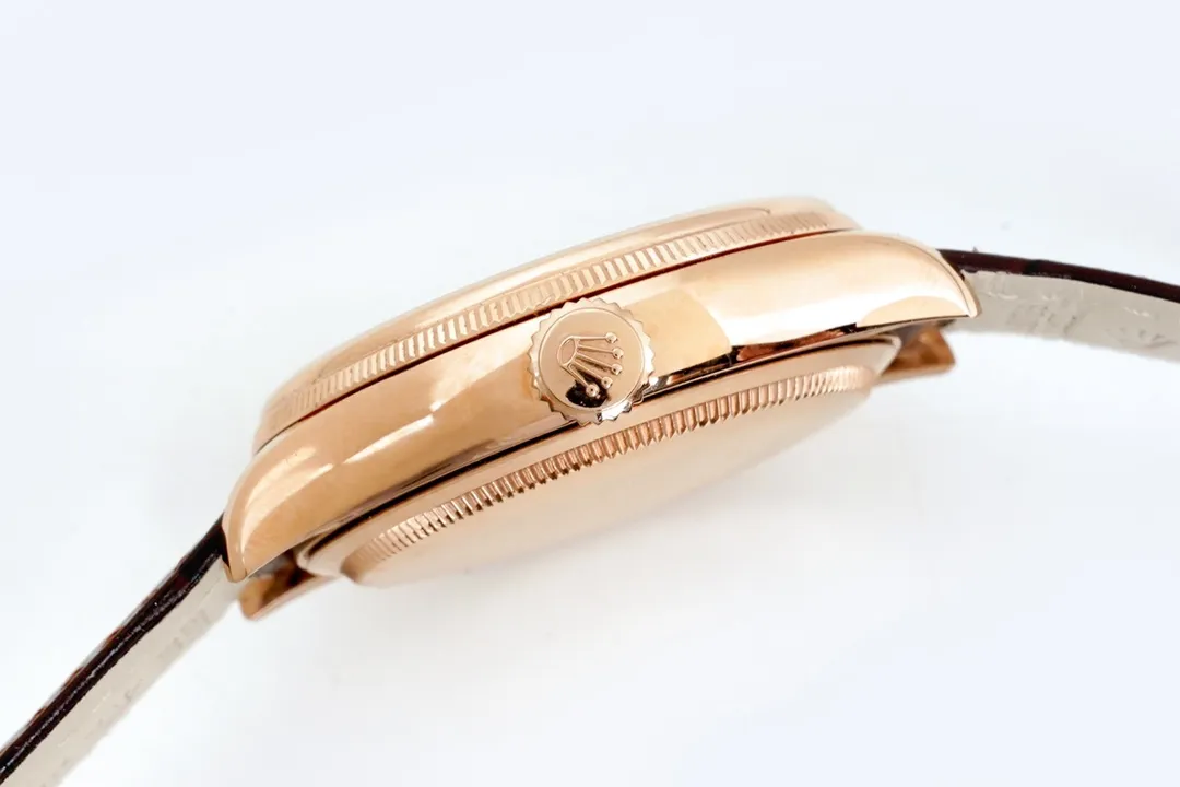 New product in 2023, EW Rolex Cellini Datejust 39 1⃣️ is equipped with 3165 self-winding movement. 2⃣️Integrated middle case, screw-in bottom cover and winding crown. 3⃣️The structural dimensions and thickness are the same as the original ones, with a diameter of 39 mm and a thickness of 12.5 mm. 4⃣️Domed sapphire glass, top-notch Italian fully-wrapped cowhide leather straps, synchronizing the timing, thickness, and structure with the original.