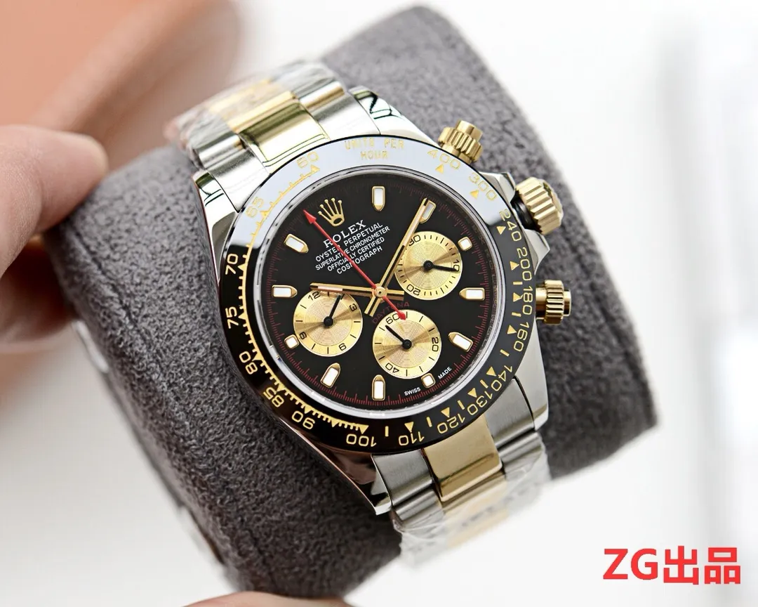【Customized all-in-one machine】💰1720! Tiger skin "black" Taiwan ZG Factory's masterpiece and craftsmanship ——Details determine success or failure 🎈🎈 It took 16 months and finally released🏅️🏅️ [Rolex Cosmograph Daytona Series] [Movement] Using a customized three-eye enlarged version of the fully automatic mechanical movement to make the distance between the three function disks consistent with the original product [Taiwan ZG Factory] 🏆🏆Produced All are delivered, the counters are consistent, the multi-functional travel boxes are all marked with the ZG logo✅ Every watch leaves the factory and is strictly tested to ensure that agents have the highest success rate for every order. Nearly zero repairs 🎈🎈 [Case] ​​Original mold opening, same price, only one 🎈🎈40mm The background texture of the disk has been filtered and corrected countless times to ensure that it is 100% consistent with the original. The Rolex metal LOGO on it is separately molded, and it can be compared to the original in terms of three-dimensionality and roundness. The easy-to-read Chroma light luminous display is equipped with long-lasting luminous material. [Mirror] Flat sapphire crystal glass is scratch-resistant, and the effect will never be ghosted, consistent with the original product. ⚠⚠The six-character position is upgraded to a small crown with anti-counterfeiting that is consistent with the original 👑 (pay attention to details) [Buckle] Made of imported 316S steel and polished from 1:1 parts. The inner side is sanded and corroded by the Rolex steel seal. The outer watch buckle safety ring is exactly the same as the original one. ⌚⌚ Produced by ZG Factory in Taiwan. Perfect in every detail.