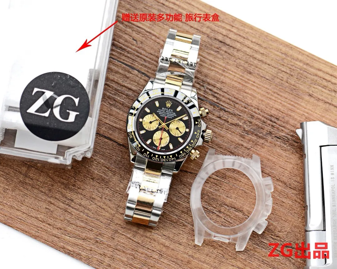 【Customized all-in-one machine】💰1720! Tiger skin "black" Taiwan ZG Factory's masterpiece and craftsmanship ——Details determine success or failure 🎈🎈 It took 16 months and finally released🏅️🏅️ [Rolex Cosmograph Daytona Series] [Movement] Using a customized three-eye enlarged version of the fully automatic mechanical movement to make the distance between the three function disks consistent with the original product [Taiwan ZG Factory] 🏆🏆Produced All are delivered, the counters are consistent, the multi-functional travel boxes are all marked with the ZG logo✅ Every watch leaves the factory and is strictly tested to ensure that agents have the highest success rate for every order. Nearly zero repairs 🎈🎈 [Case] ​​Original mold opening, same price, only one 🎈🎈40mm The background texture of the disk has been filtered and corrected countless times to ensure that it is 100% consistent with the original. The Rolex metal LOGO on it is separately molded, and it can be compared to the original in terms of three-dimensionality and roundness. The easy-to-read Chroma light luminous display is equipped with long-lasting luminous material. [Mirror] Flat sapphire crystal glass is scratch-resistant, and the effect will never be ghosted, consistent with the original product. ⚠⚠The six-character position is upgraded to a small crown with anti-counterfeiting that is consistent with the original 👑 (pay attention to details) [Buckle] Made of imported 316S steel and polished from 1:1 parts. The inner side is sanded and corroded by the Rolex steel seal. The outer watch buckle safety ring is exactly the same as the original one. ⌚⌚ Produced by ZG Factory in Taiwan. Perfect in every detail.
