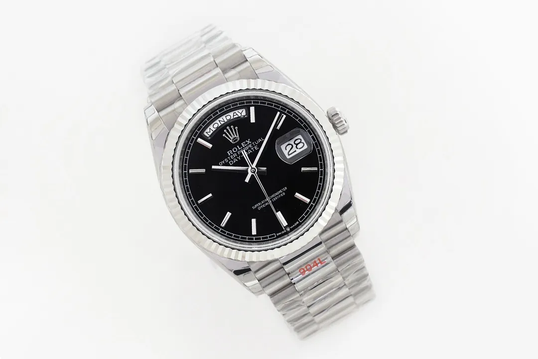【High-end replica】💰1300! 【Customized all-in-one machine】💰1900! 【Top Replica】💰Private chat! EW Rolex Day-Date 36 Series 1⃣️With 3255 movement, the quality is stable and reliable; 2⃣️The thickness is 12mm consistent with the original: the diameter of the watch is 36mm; [Correction of other versions on the market, the size and thickness of other versions are wrong, fake at first glance] 3⃣️The dial is equipped with 18ct gold, inlaid with diamonds, and square diamonds at 6 and 9 o'clock; 4⃣️ One-piece middle case, screw-in bottom cover and winding crown; 5⃣️Top-grade workmanship, each strap fits perfectly with the lugs, giving the highest comfort to the wrist; Every extreme detail is the sincerity of the EW factory's ingenious development! ! This picture was taken as a top-notch replica!