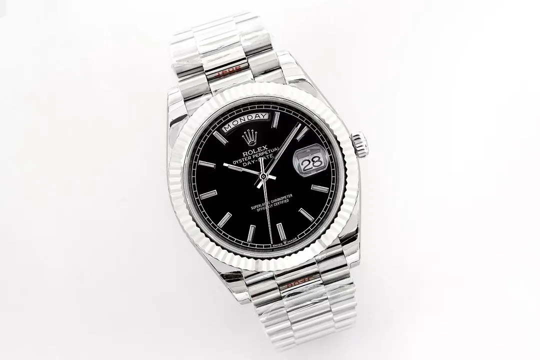 【High-end replica】💰1300! 【Top Replica】💰Private chat! Rolex Day-Date 40 [Upgraded to the new 3255 all-in-one machine] 1⃣️ Sapphire mirror, calendar 2.5x magnifying glass, the effect is synchronized with the original version. 2⃣️Oyster case structure, integrated middle case, screw-in bottom cover and winding crown. 3⃣️The structural dimensions and thickness are the same as the original ones, with a diameter of 40 mm and a thickness of 12 mm. 4⃣️ Equipped with 3255 integrated movement, the time adjustment, thickness and structure are synchronized with the original version. Picture shooting Wei's top replica real shot!