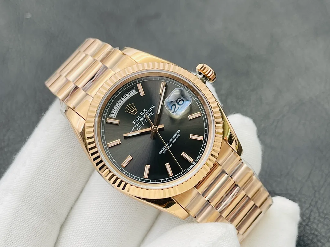 [VRS Factory2021 Wall Crack Recommendation] V2 upgraded version, the highest version on the market, Rolex Day Date 40MM, exciting details: 1⃣️ The dial is set with 18ct gold, set with diamonds, and square diamonds at 6 and 9 o'clock. 2⃣️Oyster case structure, integrated middle case, screw-in bottom cover and winding crown. 3⃣️The structural dimensions and thickness are the same as the original ones, with a diameter of 40 mm and a thickness of 12 mm. 4⃣️ Equipped with 2836 automatic winding movement, it can quickly adjust the instant jump day calendar, and achieve the same time adjustment, thickness and structure as the original version. VRS Factory’s ingenious work welcomes your appreciation!