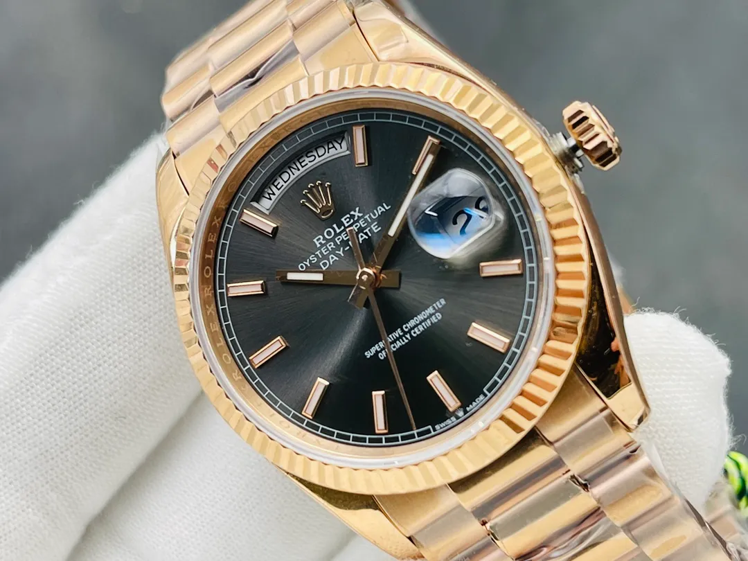 [VRS Factory2021 Wall Crack Recommendation] V2 upgraded version, the highest version on the market, Rolex Day Date 40MM, exciting details: 1⃣️ The dial is set with 18ct gold, set with diamonds, and square diamonds at 6 and 9 o'clock. 2⃣️Oyster case structure, integrated middle case, screw-in bottom cover and winding crown. 3⃣️The structural dimensions and thickness are the same as the original ones, with a diameter of 40 mm and a thickness of 12 mm. 4⃣️ Equipped with 2836 automatic winding movement, it can quickly adjust the instant jump day calendar, and achieve the same time adjustment, thickness and structure as the original version. VRS Factory’s ingenious work welcomes your appreciation!