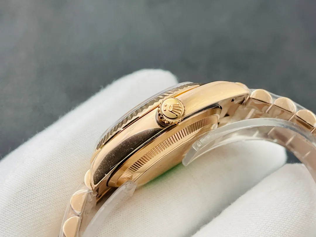 [VRS Factory2021 Wall Crack Recommendation] V2 upgraded version, the highest version on the market, Rolex Day Date 40MM, exciting details: 1⃣️ The dial is set with 18ct gold, set with diamonds, and square diamonds at 6 and 9 o'clock. 2⃣️Oyster case structure, integrated middle case, screw-in bottom cover and winding crown. 3⃣️The structural dimensions and thickness are the same as the original ones, with a diameter of 40 mm and a thickness of 12 mm. 4⃣️ Equipped with 2836 automatic winding movement, it can quickly adjust the instant jump day calendar, and achieve the same time adjustment, thickness and structure as the original version. VRS Factory’s ingenious work welcomes your appreciation!
