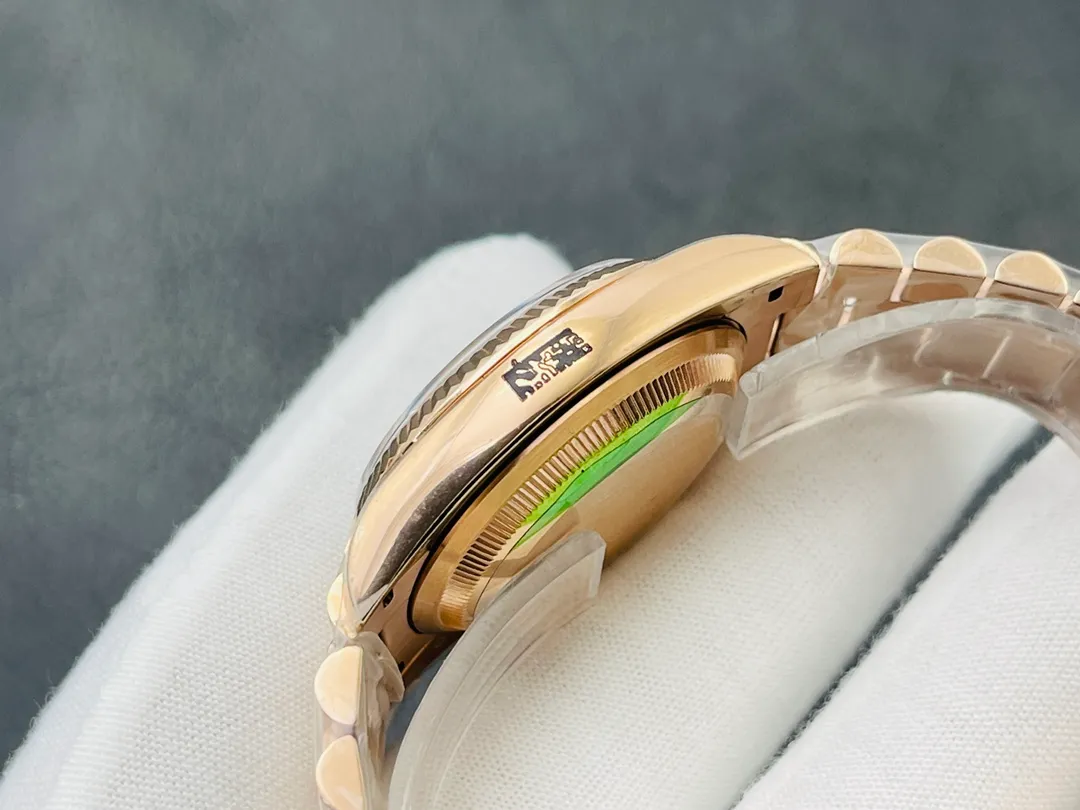 [VRS Factory2021 Wall Crack Recommendation] V2 upgraded version, the highest version on the market, Rolex Day Date 40MM, exciting details: 1⃣️ The dial is set with 18ct gold, set with diamonds, and square diamonds at 6 and 9 o'clock. 2⃣️Oyster case structure, integrated middle case, screw-in bottom cover and winding crown. 3⃣️The structural dimensions and thickness are the same as the original ones, with a diameter of 40 mm and a thickness of 12 mm. 4⃣️ Equipped with 2836 automatic winding movement, it can quickly adjust the instant jump day calendar, and achieve the same time adjustment, thickness and structure as the original version. VRS Factory’s ingenious work welcomes your appreciation!