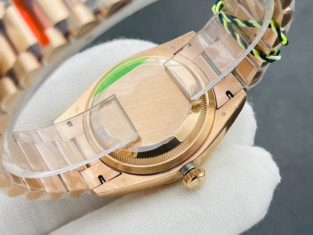 [VRS Factory2021 Wall Crack Recommendation] V2 upgraded version, the highest version on the market, Rolex Day Date 40MM, exciting details: 1⃣️ The dial is set with 18ct gold, set with diamonds, and square diamonds at 6 and 9 o'clock. 2⃣️Oyster case structure, integrated middle case, screw-in bottom cover and winding crown. 3⃣️The structural dimensions and thickness are the same as the original ones, with a diameter of 40 mm and a thickness of 12 mm. 4⃣️ Equipped with 2836 automatic winding movement, it can quickly adjust the instant jump day calendar, and achieve the same time adjustment, thickness and structure as the original version. VRS Factory’s ingenious work welcomes your appreciation!