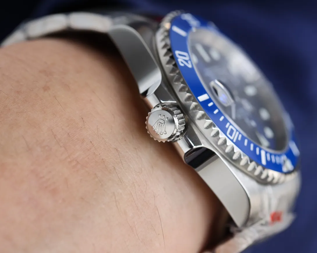 【High-end replica】💰1160! Rolex Submariner [Movement] Adopts imported Japanese Citizen 8215 mechanical movement [Material] "Ceramic" ring, fine workmanship, smooth rotation [Case] 40mm [Dial] The function dial font and the dial logo are superimposed and printed using a superimposed printing process. When viewed from the side, there will be a slight bulge. The background texture of the disk has been filtered and corrected countless times to ensure that it is 100% consistent with the original. The Rolex metal LOGO on it is molded separately, and it can be compared to the original in terms of three-dimensionality and roundness. Easy-to-read Chroma light luminous display with long-lasting luminous material [Watch mirror] Anti-scratch sapphire crystal glass, double anti-reflective small window convex lens to magnify the calendar (first launch of blue light plating technology). (Six-digit Rolex’s unique anti-counterfeiting mark) [Buckle] Made of imported 316S molten slurry shell case polished with 1:1 parts. The inner side of the sand is corroded by the Rolex steel seal. The external watch buckle safety ring is exactly the same as the original one. Top-notch product. High-quality products.