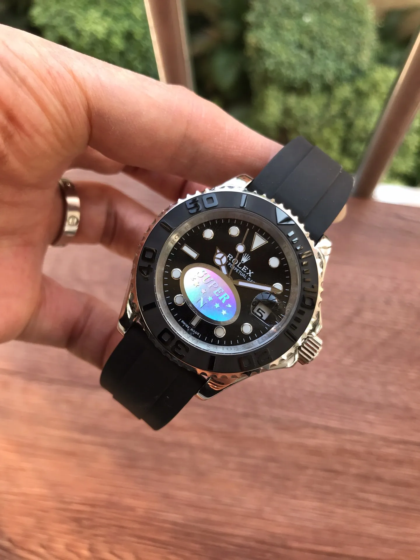 【High-end replica】💰960! Rolex yacht series watch, top-grade 316L stainless steel case, rubber strap, sapphire mirror, size: diameter 40mm, thickness 12mm, equipped with imported Citizen 8215 automatic mechanical movement, which dilutes some male masculinity and adds fashionable, noble, unhurried and calm charm. In particular, this watch is the first time that the Yacht-Master series is paired with a black dial. Like white, it is a very good base color. It can not only clearly highlight other colors, but also give the watch stability. The dial is inlaid with three-dimensional square blocks as time scales. The rose gold hands are faceted and coated with luminous material, which is warm and three-dimensional. Not to mention, it is very clear and easy to read. This watch has a diameter of 40 mm, a rotating outer ring, a black matte ceramic bezel, and brightly polished three-dimensional numerals. It not only fits comfortably on the wrist, but is also very stable when worn.