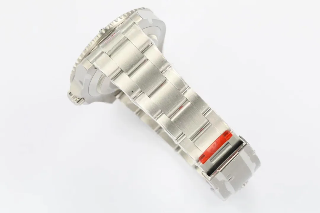 【High-end replica】💰1160! 【Customized all-in-one machine】💰1720! 【Top Replica】💰Private chat! Rolex Submariner 41 series (original mold opening) 1⃣️With Rolex's new 3235 movement; 2⃣️Same thickness as the original 12.5mm: case diameter 41mm; sapphire mirror; 3⃣️Solid central axis; polished nails; top-notch Swiss ice blue luminous, consistent with Rolex's original luminous; 4⃣️High-pass transparent sapphire mirror; 5⃣️Top workmanship, each strap fits perfectly with the lugs, giving the wrist the highest comfort. This picture was taken as a top-notch replica!