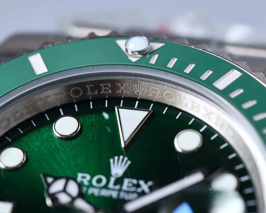 【Top replica】💰3900! Rolex Submariner is coming! Two exclusive technologies: [Sapphire Luminous Stone] and [One-click Snap]. Clone the original Cal.3135 integrated movement, blue hairspring, imported KIF shock absorber (not fake triangle shock absorber)! Key points of the upgrade: 1⃣️【Sapphire Luminous Stone】Exclusive technology, a sapphire mirror is installed on the outer layer of the luminous stone. It is really difficult to install a mirror in a diameter of only 3mm. Through high-precision advanced equipment, it was successfully completed, achieving the same scratch-resistant luminous pearl as the original. 2️⃣[The scale on the outer ring will not turn black] The scale on the ring mouth uses physical vapor deposition technology, and platinum powder is coated on the font at high temperature to make the font color durable and will not fade or turn black when exposed to water or oil. 3️⃣【One-touch snap-buckle】The outer safety buckle of the watch buckle is the same as the original one. Just hold the inside of the watch buckle with your finger and press the buckle body with another finger, and the outer safety buckle can automatically spring open. It is also an exclusive technology in the entire market. 4️⃣【Literal texture upgrade】The luminous stone on the round nails of the literal scale is full but not overflowing, and the word nails are chamfered, making them more delicate than before! 5️⃣【Calendar instantaneous jump and retreat】In order to strive for excellence and shorten the distance from the counter, the calendar has also been improved. The counter calendar instantly jumps at the 12-digit digit when the hour and minute hands are aligned. We have also done this. For example, the retreat calendar is in effect on the date. When adjusting the time, if the calendar is accidentally adjusted to No. 2 on the 1st today, you can pull the head to the third gear and turn the hour and minute hands counterclockwise. This will return the calendar to No. 1. Other movements cannot do this. This is consistent with the counter 3135 machine! 6️⃣[Movement performance] Swing frequency 28800 per hour, 31 rubies, power reserve 50 hours, instant calendar, four-arm Glucydur alloy balance wheel, 4 weights, 2 of which are adjustable weights, Breguet-style blue hairspring, KIF shock absorber, Rolex movement’s unique red wheel, using TEFLON spraying process, anti-corrosion, wear-resistant, friction reduction, stable and reliable performance! 🔝This is a watch that is worth buying in terms of performance and price. It also comes with a counter velvet bag for easier storage! 685🔥Top quality products are constantly produced🔥
