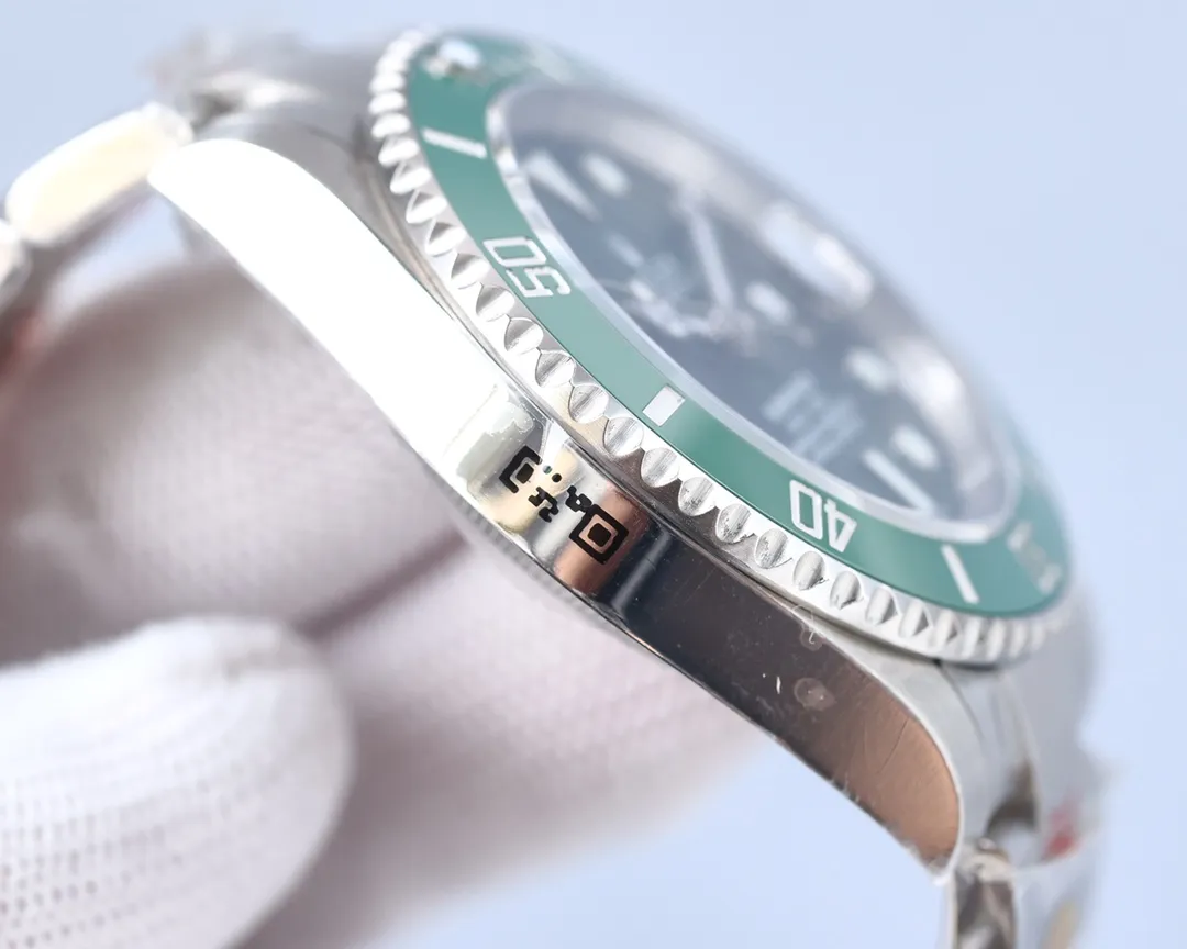 【Top replica】💰3900! Rolex Submariner is coming! Two exclusive technologies: [Sapphire Luminous Stone] and [One-click Snap]. Clone the original Cal.3135 integrated movement, blue hairspring, imported KIF shock absorber (not fake triangle shock absorber)! Key points of the upgrade: 1⃣️【Sapphire Luminous Stone】Exclusive technology, a sapphire mirror is installed on the outer layer of the luminous stone. It is really difficult to install a mirror in a diameter of only 3mm. Through high-precision advanced equipment, it was successfully completed, achieving the same scratch-resistant luminous pearl as the original. 2️⃣[The scale on the outer ring will not turn black] The scale on the ring mouth uses physical vapor deposition technology, and platinum powder is coated on the font at high temperature to make the font color durable and will not fade or turn black when exposed to water or oil. 3️⃣【One-touch snap-buckle】The outer safety buckle of the watch buckle is the same as the original one. Just hold the inside of the watch buckle with your finger and press the buckle body with another finger, and the outer safety buckle can automatically spring open. It is also an exclusive technology in the entire market. 4️⃣【Literal texture upgrade】The luminous stone on the round nails of the literal scale is full but not overflowing, and the word nails are chamfered, making them more delicate than before! 5️⃣【Calendar instantaneous jump and retreat】In order to strive for excellence and shorten the distance from the counter, the calendar has also been improved. The counter calendar instantly jumps at the 12-digit digit when the hour and minute hands are aligned. We have also done this. For example, the retreat calendar is in effect on the date. When adjusting the time, if the calendar is accidentally adjusted to No. 2 on the 1st today, you can pull the head to the third gear and turn the hour and minute hands counterclockwise. This will return the calendar to No. 1. Other movements cannot do this. This is consistent with the counter 3135 machine! 6️⃣[Movement performance] Swing frequency 28800 per hour, 31 rubies, power reserve 50 hours, instant calendar, four-arm Glucydur alloy balance wheel, 4 weights, 2 of which are adjustable weights, Breguet-style blue hairspring, KIF shock absorber, Rolex movement’s unique red wheel, using TEFLON spraying process, anti-corrosion, wear-resistant, friction reduction, stable and reliable performance! 🔝This is a watch that is worth buying in terms of performance and price. It also comes with a counter velvet bag for easier storage! 685🔥Top quality products are constantly produced🔥