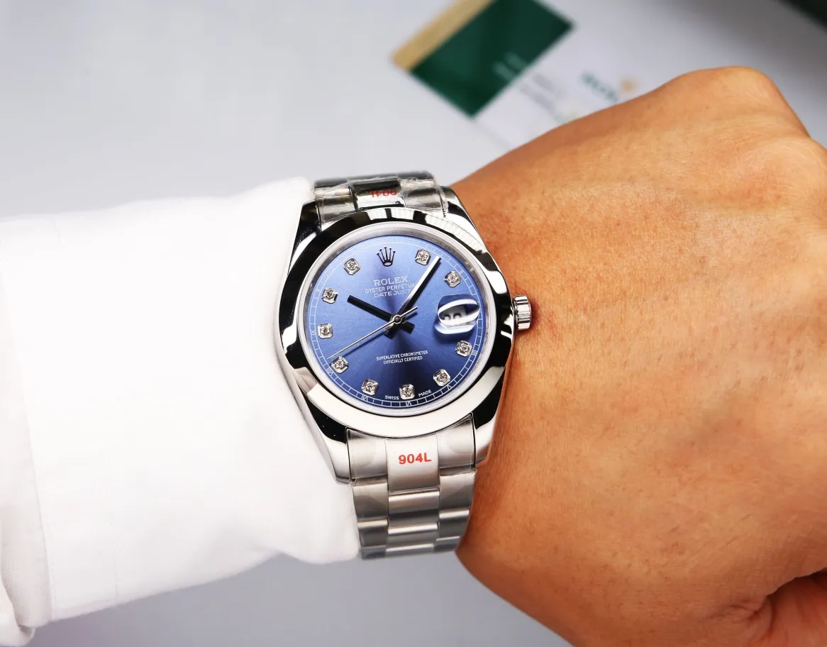 【High-end replica】💰1240! 【Customized all-in-one machine】💰1920! Taiwan factory makes strong comeback‼ ️‼ ️Outstanding work - Rolex Oyster Perpetual Datejust 41mm series watch, timeless elegance! Factory code: M126338... The 6-digit internal code is consistent with the card, and the entire set must be completed for return or exchange! [Oyster case, symbol of waterproofing] The diameter of the watch is 41mm, the thickness is consistent with the original, and the data is consistent with the genuine product 1. Classic Oyster case with triangular grooved outer ring 2. The handle adopts a screw-in design to restore the double buckle double waterproof system 3. Mirror material - anti-scratch blue crystal glass, anti-reflective convex magnification (2.5 times) calendar window [Strap details] Different watches are matched with different steel straps 1. Commemorative strap Jubilee Bracelet (five-bead belt) Material: stainless steel, commemorative type, five-row link 2. Oyster bracelet Oyster Bracelet (3-bead belt). Material: Stainless steel, head-shaped, semi-circular three-row link 3. Buckle type Folding buckle, concealed folding crown buckle [Movement] Using the exquisite and stable imported 9015 all-in-one mechanical movement, it is stable and simple, reserved, showy but not flattering, and long-lasting elegance! (Extreme reproduction requirements create high quality, playing with more than just concepts!) (Focus on original new machines) Focus is an attitude, produced by JH! The pictures were taken with a customized all-in-one machine!