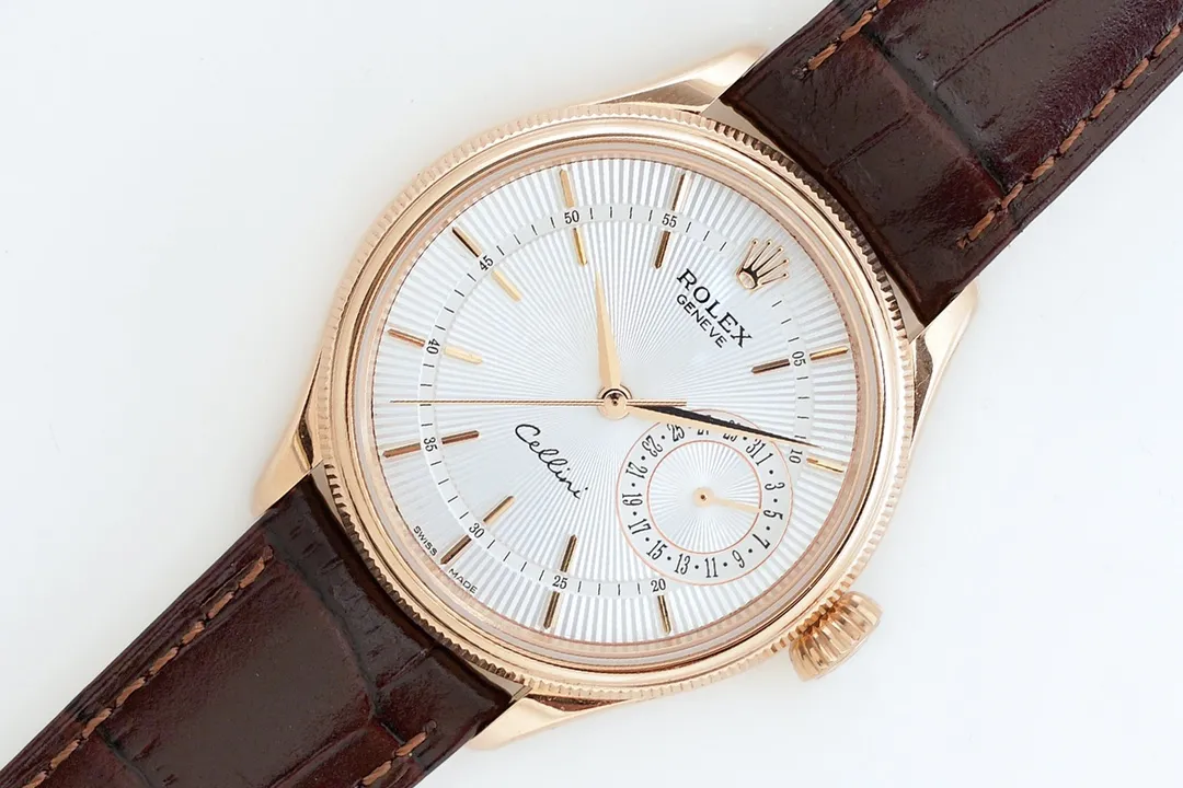 New product in 2023, EW Rolex Cellini Datejust 39 1⃣️ is equipped with 3165 self-winding movement. 2⃣️Integrated middle case, screw-in bottom cover and winding crown. 3⃣️The structural dimensions and thickness are the same as the original ones, with a diameter of 39 mm and a thickness of 12.5 mm. 4⃣️Domed sapphire glass, top-notch Italian fully-wrapped cowhide leather straps, synchronizing the timing, thickness, and structure with the original.