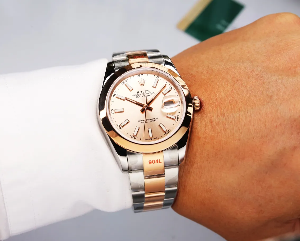 【High-end replica】💰1240! 【Customized all-in-one machine】💰1720! Rolex Oyster Perpetual Datejust 41mm series watches, timeless elegance! [Oyster case, symbol of waterproofing] The diameter of the watch is 41mm, the thickness is consistent with the original, and the data is consistent with the genuine product 1. Classic Oyster case with triangular grooved outer ring 2. The handle adopts a screw-in design to restore the double buckle lock dual waterproof system 3. Mirror material - wear-resistant and scratch-resistant sapphire mirror, anti-reflective convex magnification (2.5 times) calendar window [Strap details] Different watch models are matched with different steel straps 1. Commemorative strap Jubilee Bracelet (five-bead belt) Material: stainless steel, commemorative type, five-row link 2. Oyster bracelet Oyster Bracelet (3-bead belt). Material: Stainless steel, head-shaped, semi-circular three-row link 3. Buckle type Folding buckle, concealed folding crown buckle [Movement] Using the exquisite and stable Japanese 8215/9015 movement, it is steady and simple, reserved, showy but not flattering, long-lasting elegance! (Extreme reproduction requirements create high quality, playing with more than just concepts!) (Focus on original new machines) Focus is an attitude, produced by JH!