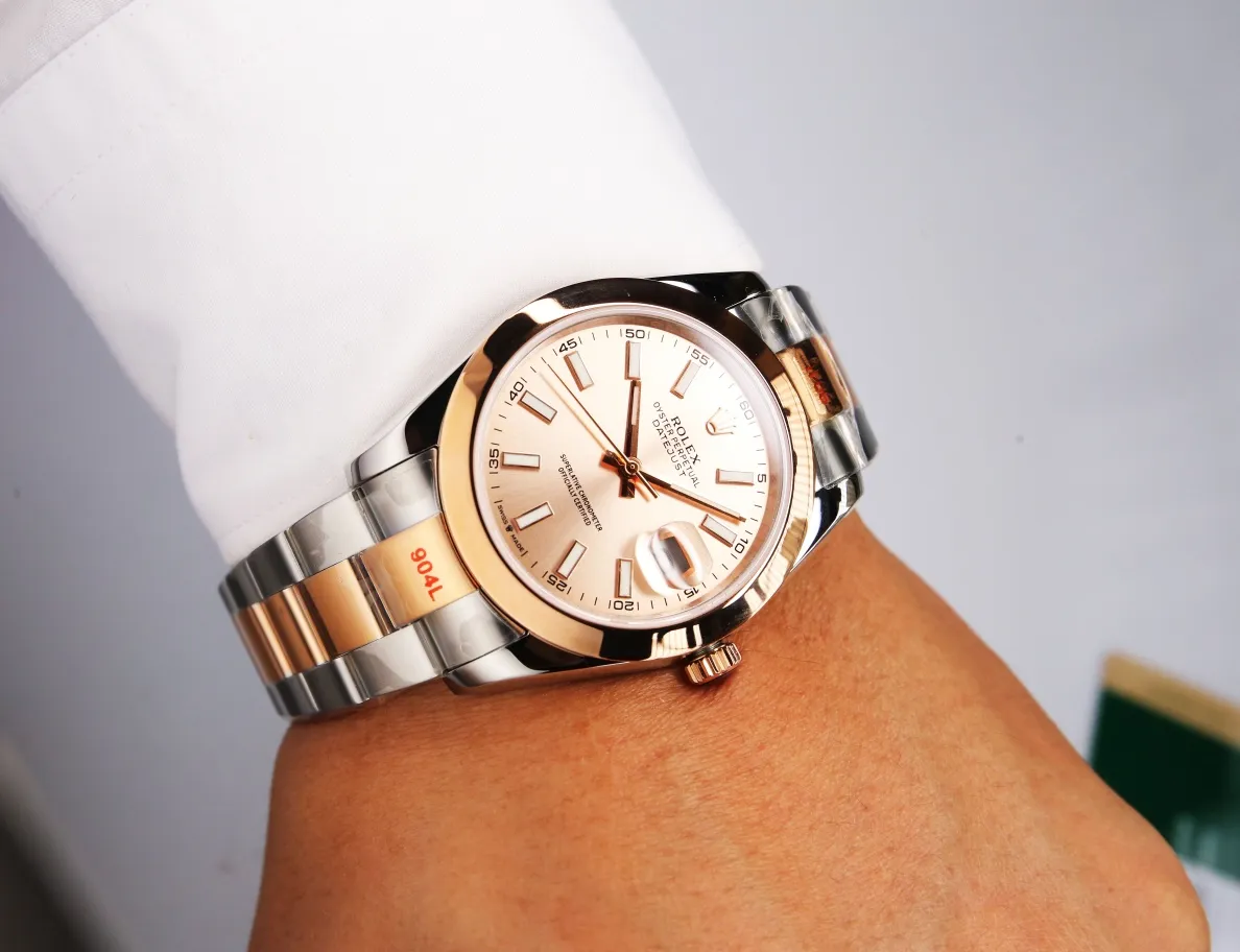 【High-end replica】💰1240! 【Customized all-in-one machine】💰1720! Rolex Oyster Perpetual Datejust 41mm series watches, timeless elegance! [Oyster case, symbol of waterproofing] The diameter of the watch is 41mm, the thickness is consistent with the original, and the data is consistent with the genuine product 1. Classic Oyster case with triangular grooved outer ring 2. The handle adopts a screw-in design to restore the double buckle lock dual waterproof system 3. Mirror material - wear-resistant and scratch-resistant sapphire mirror, anti-reflective convex magnification (2.5 times) calendar window [Strap details] Different watch models are matched with different steel straps 1. Commemorative strap Jubilee Bracelet (five-bead belt) Material: stainless steel, commemorative type, five-row link 2. Oyster bracelet Oyster Bracelet (3-bead belt). Material: Stainless steel, head-shaped, semi-circular three-row link 3. Buckle type Folding buckle, concealed folding crown buckle [Movement] Using the exquisite and stable Japanese 8215/9015 movement, it is steady and simple, reserved, showy but not flattering, long-lasting elegance! (Extreme reproduction requirements create high quality, playing with more than just concepts!) (Focus on original new machines) Focus is an attitude, produced by JH!