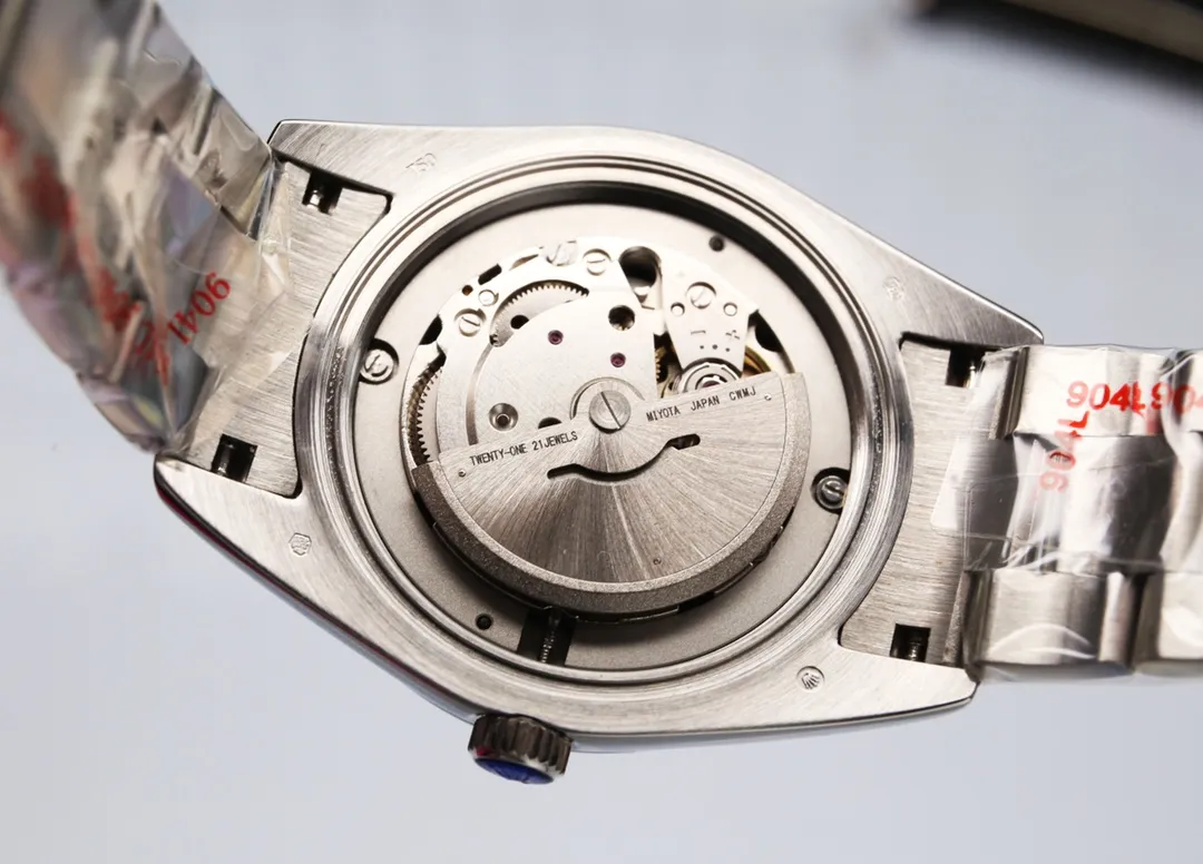【High-end replica】💰1240! 【Customized all-in-one machine】💰1720! Rolex Oyster Perpetual Datejust 41mm series watches, timeless elegance! [Oyster case, symbol of waterproofing] The diameter of the watch is 41mm, the thickness is consistent with the original, and the data is consistent with the genuine product 1. Classic Oyster case with triangular grooved outer ring 2. The handle adopts a screw-in design to restore the double buckle lock dual waterproof system 3. Mirror material - wear-resistant and scratch-resistant sapphire mirror, anti-reflective convex magnification (2.5 times) calendar window [Strap details] Different watch models are matched with different steel straps 1. Commemorative strap Jubilee Bracelet (five-bead belt) Material: stainless steel, commemorative type, five-row link 2. Oyster bracelet Oyster Bracelet (3-bead belt). Material: Stainless steel, head-shaped, semi-circular three-row link 3. Buckle type Folding buckle, concealed folding crown buckle [Movement] Using the exquisite and stable Japanese 8215/9015 movement, it is steady and simple, reserved, showy but not flattering, long-lasting elegance! (Extreme reproduction requirements create high quality, playing with more than just concepts!) (Focus on original new machines) Focus is an attitude, produced by JH!