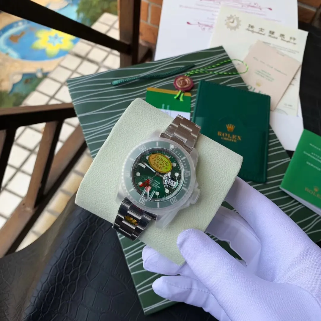 [Top replica] 💰3700 N factory V8 version 2836 movement arrives‼ Official one-to-one replica of the original version (super version) Rolex SUB Submariner series model 116610 gold series/green water ghost/black water ghost/blue water ghost, original mold opening, equipped with 2836 movement, the most classic Oyster style: [904L stainless steel case] size 40mm X The 13mm Oyster case is consistent with the original product. Through careful polishing and strict quality control, the shape is ensured to be in place, and the brushing and polishing are comparable to the original craftsmanship. [Crown] One case and one crown, carefully crafted, each crown logo faces upright, highlighting the symbol of the king. The master watchmaker strives for excellence in every detail, and continues the waterproof system of the lock, just like the original. [904L Stainless Steel Watch Strap] The three-row link Oyster watch strap is made of fully brushed technology, which is delicate and clean. It is equipped with an Oyster safety buckle. The elegant solid link watch strap is full of texture and comfortable to wear. [Mirror] Made of scratch-resistant sapphire mirror and blue film calendar crystal. [Bezel] The bezel is made of one-piece (non-etched) sapphire luminous beads, the platinum electroplated scale has a uniform color that will never fade, and the ice blue super bright luminous. 300 meters waterproof. Each watch has been strictly tested before leaving the factory to ensure quality. Please pay attention to more details. 🔥Top quality products are constantly produced🔥
