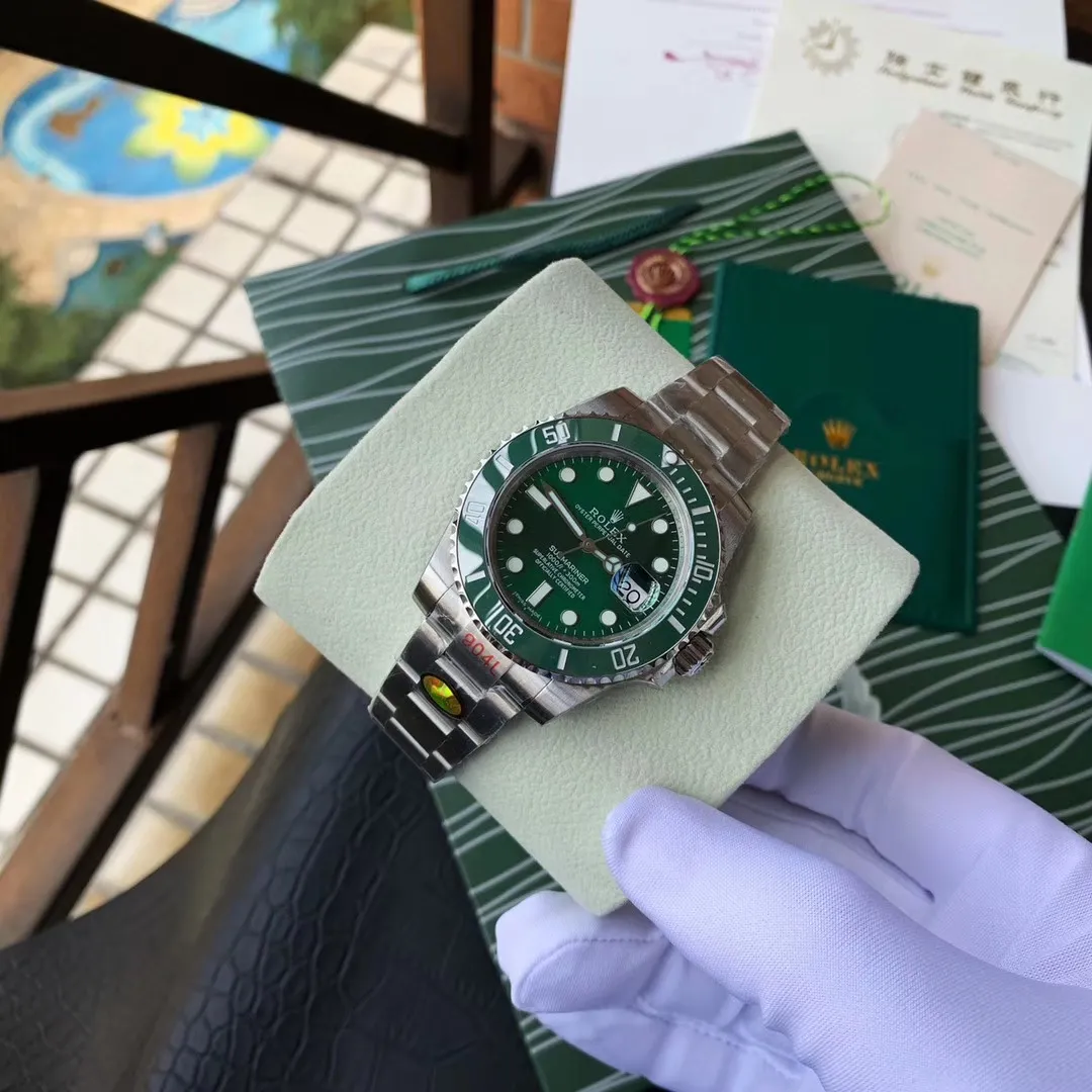 [Top replica] 💰3700 N factory V8 version 2836 movement arrives‼ Official one-to-one replica of the original version (super version) Rolex SUB Submariner series model 116610 gold series/green water ghost/black water ghost/blue water ghost, original mold opening, equipped with 2836 movement, the most classic Oyster style: [904L stainless steel case] size 40mm X The 13mm Oyster case is consistent with the original product. Through careful polishing and strict quality control, the shape is ensured to be in place, and the brushing and polishing are comparable to the original craftsmanship. [Crown] One case and one crown, carefully crafted, each crown logo faces upright, highlighting the symbol of the king. The master watchmaker strives for excellence in every detail, and continues the waterproof system of the lock, just like the original. [904L Stainless Steel Watch Strap] The three-row link Oyster watch strap is made of fully brushed technology, which is delicate and clean. It is equipped with an Oyster safety buckle. The elegant solid link watch strap is full of texture and comfortable to wear. [Mirror] Made of scratch-resistant sapphire mirror and blue film calendar crystal. [Bezel] The bezel is made of one-piece (non-etched) sapphire luminous beads, the platinum electroplated scale has a uniform color that will never fade, and the ice blue super bright luminous. 300 meters waterproof. Each watch has been strictly tested before leaving the factory to ensure quality. Please pay attention to more details. 🔥Top quality products are constantly produced🔥