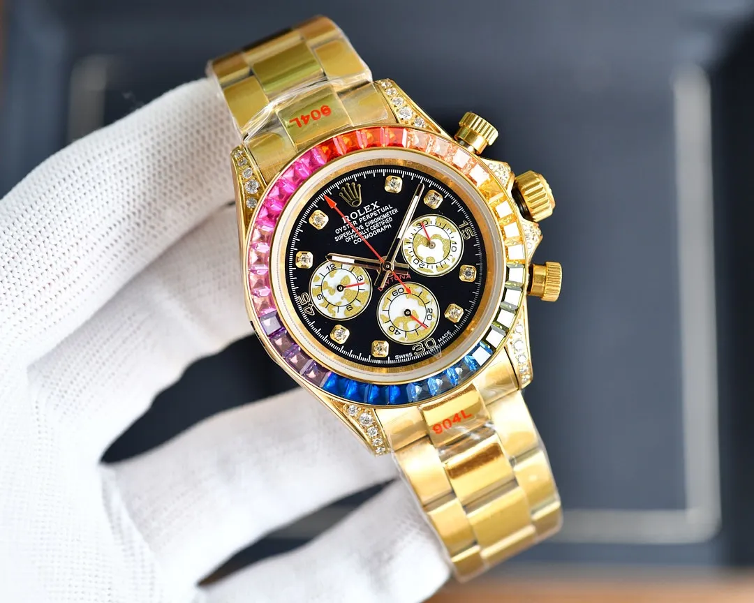 【High-end replica】💰1520! The Rolex-Rainbow Daytona inlay is optimized according to the 36 gemstones with the most coordinated color gradient transition from the original factory. The height and angle are consistent, and the refraction effect is beautiful. Each chronograph counter literally refracts due to different light, and the color is bright and bright. It is equipped with a fully automatic mechanical movement, a 316 stainless steel solid three-bead easy-adjustable strap, a mineral super mirror, 40mm✖️13 polished and exquisitely polished!