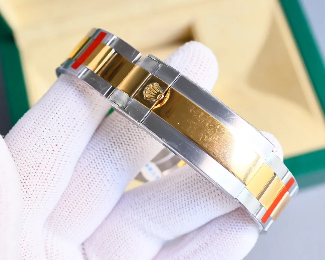【High-end replica】💰1160! Customized all-in-one machine 💰1720! Top replica 💰Private chat! The 6-digit Rolex Submariner comes with a crown, which is more upscale. The real size of 41mm is consistent with the original, the 4-corner lugs are smaller, and the strap buckle is wider! The real diameter is 41mm, the crown logo is added in the middle of the word SWISS MADE at 6 o'clock on the dial, and the ceramic ring is made of platinum scales that are not easy to fade! The perfect version of the C-circle Green Water Ghost is worth owning, and the shop owner strongly recommends it! The quantity of this batch is limited, so order quickly and act coolly! Assembled with the high-end version of the substitute grade C ring on the market, the entire ceramic ring is completely reborn and fired according to a new formula and temperature. The color is no different from the original to the naked eye, completely beating the ordinary version on the market. Clone the original Cal.3235 one-piece movement, reversibly adjustable movement, the same as the original version, the key points are as follows 1: The whole series is equipped with a real-life Clean factory green ceramic ring, a comprehensive analysis of the composition of the original Cerachrom ceramic outer ring, the technology of using silicon dioxide to wrap nano-alloy coloring and agent ceramic coloring, and through experiments at different temperatures, it was finally determined to be fired at around 1200 degrees Celsius. The factory’s many years of manufacturing experience and the hard work of many engineers finally presented everyone with a palace-level green circle. It is difficult for professionals to distinguish the authenticity with the naked eye, completely crushing all current versions on the market. The ring mouth is more than 95% the same as the original one, so it can be said that there is no difference. When comparing two original Green Ghosts together, there is a color difference. In addition, the ring mouth scale does not turn black. The scale on the ring mouth uses physical vapor deposition technology. Platinum powder is coated on the font at high temperature to make the color of the font durable. It will not fade or turn black when exposed to water or oil! 2: Change the 4 beads inside the ring to the same round beads as the original ones, and the ring mouth will make a crisp sound. 3: Imported sapphire glass is highly transparent and wear-resistant. The most important thing is that the height of the glass is the same as the original one, several C higher than the ceramic ring. To the naked eye, it seems to be in a horizontal line with the ceramic ring! 4: There is a gap between the watch mirror and the ceramic ring, which is exactly the same as the original one, no difference! 5: The luminous stone on the round nails of the literal scale is full but not overflowing. It glows with ice blue luminous light in a dark environment. The edge of the scale is polished and smooth as the original one. The literal font printing correction is consistent with the original one! 6: The hands are the same as the original solid central axis, no longer a fake hollow axis! 7: The size and thickness of the watch case are consistent with the original! The quantity is limited, so be quick when placing your order! Real shots taken outdoors, no photoshopped pictures, the real thing has a better texture! Focus is an attitude. Please look for the unique packaging and unique number of Factory C. XN778659, the latest code is correctly coded, matched with 3235 all-in-one machine, counterclockwise adjustment, calendar callback, quality assurance. 🔥D1 continues to produce excellent products🔥