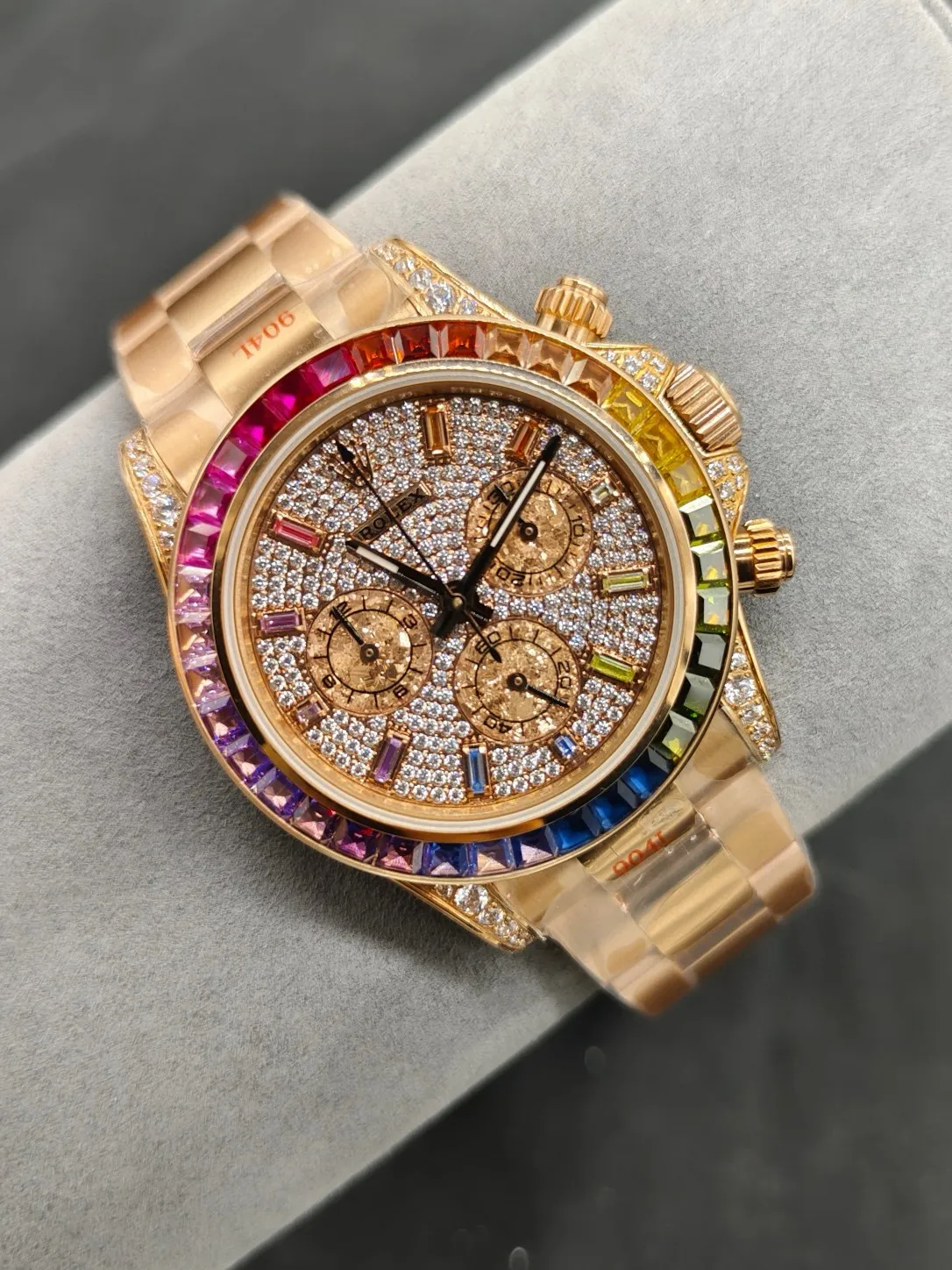 【Top Replica】💰Private chat! Rolex ROLEX Daytona series 🎮OM6 Flying over the top of the rainbow---Rolex Rainbow Daytona Platinum Eye Platinum Small Eye Cal.7750 mechanical chronograph, The "Second Generation Rainbow Daytona" watch case and strap are made of 316L fine steel and polished. Each case is processed by CNC throughout the entire process, and all details are processed by manual processes. The polishing and inspection workmanship is fine. The angle of the ring, the size and number of gems, and the color are consistent with the rainbow gradient effect of the counter. The glass uses a sapphire transparent effect mirror, and the movement adopts the 7750 fully automatic chronograph mechanical movement. 🎮 The straps are either a solid stainless steel strap with artificial diamonds or an imported fluororubber strap. They are equipped with an Oyster safety buckle to prevent accidental opening. They are comfortable to wear and very easy to operate! The biggest feature of this watch is the colorful gems on the bezel and the twelve colored diamond scales on the face. The color gradient effect corresponds one to one. These gems shine with red, orange, yellow, green, blue, purple and other colorful colors, just like adding graceful and varied colors. Rolex carefully selected exquisite and exquisite gems, and combined them together to give the watch a strange brilliance. 🎮S1 exquisitely recommended men’s multifunctional mechanical watch
