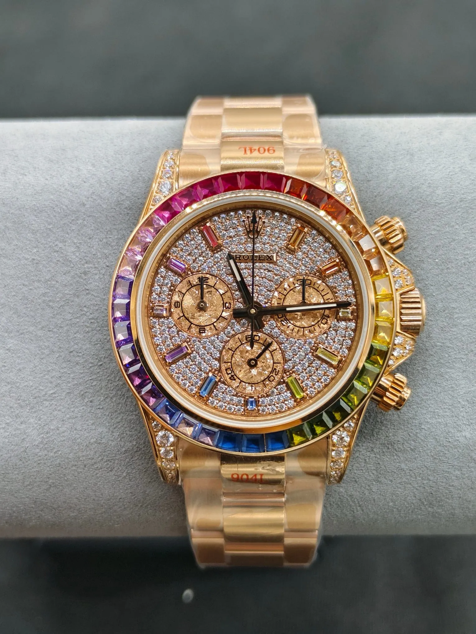 【Top Replica】💰Private chat! Rolex ROLEX Daytona series 🎮OM6 Flying over the top of the rainbow---Rolex Rainbow Daytona Platinum Eye Platinum Small Eye Cal.7750 mechanical chronograph, The "Second Generation Rainbow Daytona" watch case and strap are made of 316L fine steel and polished. Each case is processed by CNC throughout the entire process, and all details are processed by manual processes. The polishing and inspection workmanship is fine. The angle of the ring, the size and number of gems, and the color are consistent with the rainbow gradient effect of the counter. The glass uses a sapphire transparent effect mirror, and the movement adopts the 7750 fully automatic chronograph mechanical movement. 🎮 The straps are either a solid stainless steel strap with artificial diamonds or an imported fluororubber strap. They are equipped with an Oyster safety buckle to prevent accidental opening. They are comfortable to wear and very easy to operate! The biggest feature of this watch is the colorful gems on the bezel and the twelve colored diamond scales on the face. The color gradient effect corresponds one to one. These gems shine with red, orange, yellow, green, blue, purple and other colorful colors, just like adding graceful and varied colors. Rolex carefully selected exquisite and exquisite gems, and combined them together to give the watch a strange brilliance. 🎮S1 exquisitely recommended men’s multifunctional mechanical watch