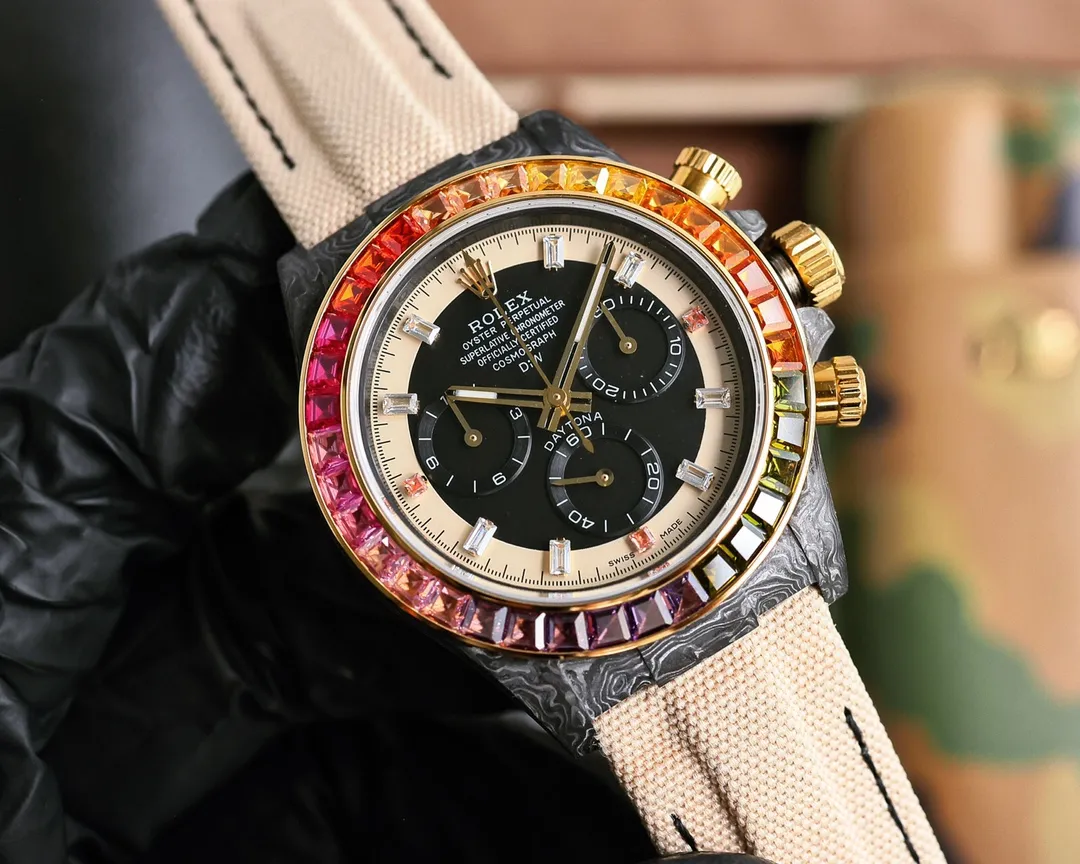 【Top replica】💰6500! The carbon fiber customized version of the TW Factory ROLEX Universe Chronograph Daytona series, the watch is not only light to wear, but also hard in appearance. And each watch has a unique carbon fiber pattern material. [Case] ​​The size of the watch is 40X12.4, which is consistent with the original. The strength of the Tw factory casts the unique style of carbon fiber Rolex. Unique to the market, the entire case, bezel and bottom cover are made of high-composite carbon fiber and super luminous powder. The details are hand-chamfered and polished. The texture is extraordinary. [Strap Buckle] The strap is made of artificial fiber woven straps, which is breathable, comfortable and soft in texture. [Movement] Using the latest accurate and mature 4801 movement (the functional thickness is the same as 4130), it perfectly realizes powerful functions and is the king of cost performance! ! !