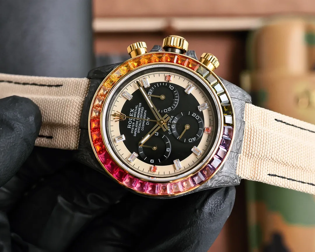 【Top replica】💰6500! The carbon fiber customized version of the TW Factory ROLEX Universe Chronograph Daytona series, the watch is not only light to wear, but also hard in appearance. And each watch has a unique carbon fiber pattern material. [Case] ​​The size of the watch is 40X12.4, which is consistent with the original. The strength of the Tw factory casts the unique style of carbon fiber Rolex. Unique to the market, the entire case, bezel and bottom cover are made of high-composite carbon fiber and super luminous powder. The details are hand-chamfered and polished. The texture is extraordinary. [Strap Buckle] The strap is made of artificial fiber woven straps, which is breathable, comfortable and soft in texture. [Movement] Using the latest accurate and mature 4801 movement (the functional thickness is the same as 4130), it perfectly realizes powerful functions and is the king of cost performance! ! !
