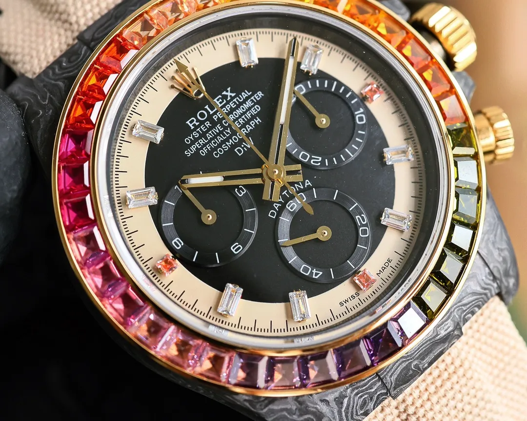 【Top replica】💰6500! The carbon fiber customized version of the TW Factory ROLEX Universe Chronograph Daytona series, the watch is not only light to wear, but also hard in appearance. And each watch has a unique carbon fiber pattern material. [Case] ​​The size of the watch is 40X12.4, which is consistent with the original. The strength of the Tw factory casts the unique style of carbon fiber Rolex. Unique to the market, the entire case, bezel and bottom cover are made of high-composite carbon fiber and super luminous powder. The details are hand-chamfered and polished. The texture is extraordinary. [Strap Buckle] The strap is made of artificial fiber woven straps, which is breathable, comfortable and soft in texture. [Movement] Using the latest accurate and mature 4801 movement (the functional thickness is the same as 4130), it perfectly realizes powerful functions and is the king of cost performance! ! !