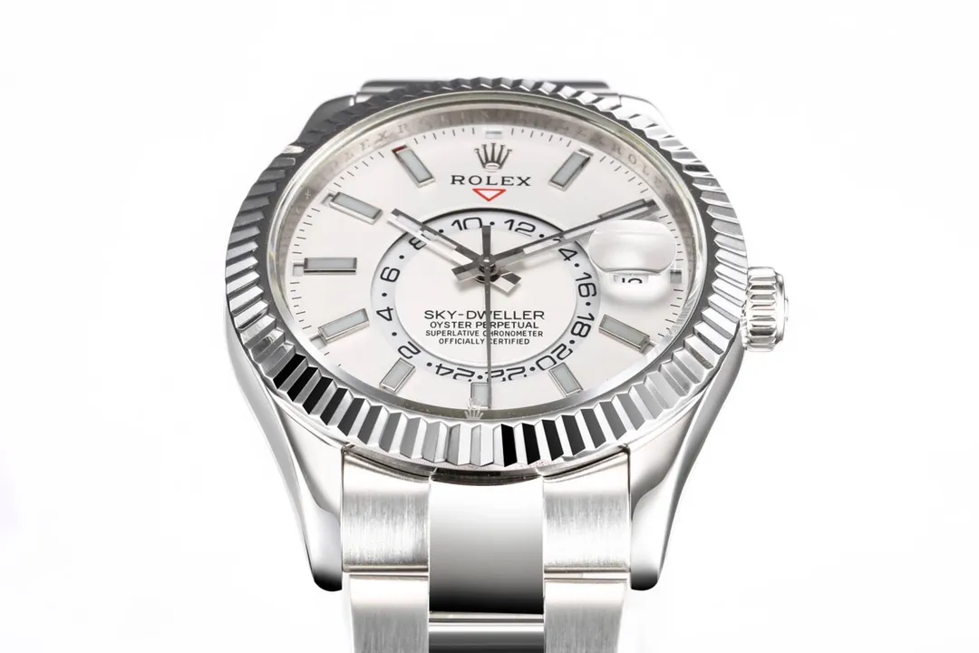 🌐Upgraded version of Rolex Sky-Dweller Skywalker! Wonderful details: [Case] ​​size is 42 mm, stable, reliable, graceful and generous! The bezel adopts the Rolex Ring Command triangular groove pattern, and the month function can be adjusted by rotating the outer ring! Scratch-resistant sapphire crystal, anti-reflective convex magnifying calendar window [Watch strap] Oyster steel! Three rows of links, Oyster discount with 5mm easy-adjustable link extension system [Dial] Radiant sun texture, scale 12 small window red dot month display [Movement] Equipped with fully automatic mechanical 9001 movement! [Function] Date display/month display/annual calendar display/dual time zone!
