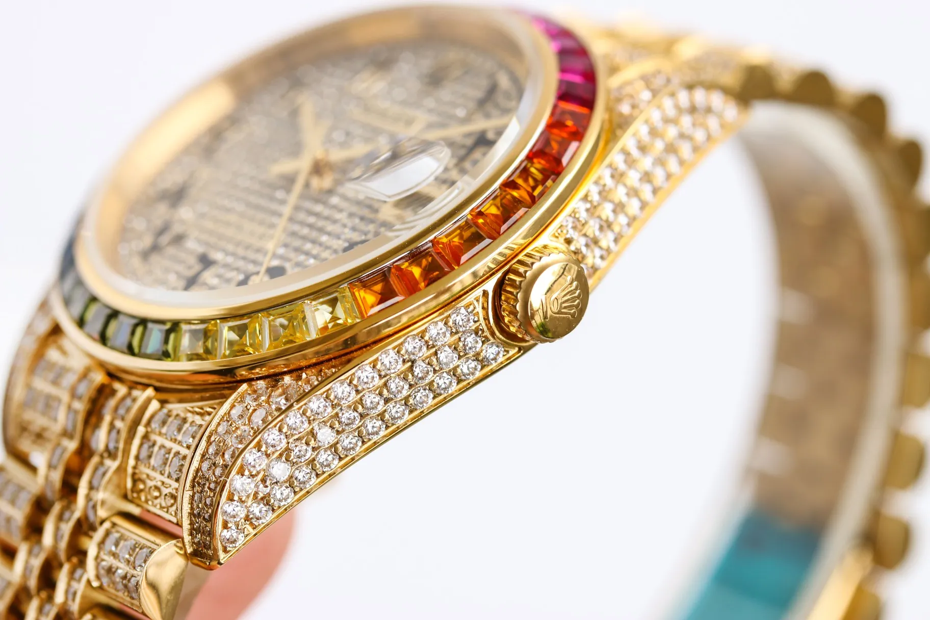 【Top Replica】💰Private chat! Rolex Diary Full Diamond Rich Edition Luxurious 18k Nano Technology! The entire shell and steel belt are inlaid with Swarovski crystal diamonds! (If diamonds fall out due to non-human factors within 5 years, they will be replenished free of charge), which makes the sparkling effect under the light even better! Brand new with 5 sets of full diamond steel belts! 41mm original size, using fully automatic imported mechanical 3255 movement, sapphire scratch-resistant glass mirror, 18k vacuum plating that will never fade, the best luxury recommendation for gift giving!