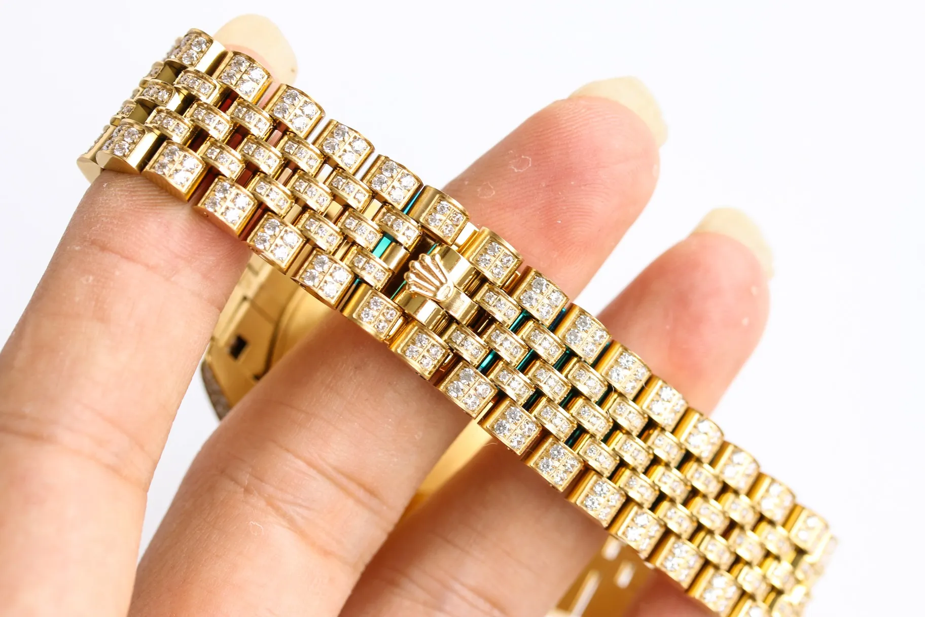 【Top Replica】💰Private chat! Rolex Diary Full Diamond Rich Edition Luxurious 18k Nano Technology! The entire shell and steel belt are inlaid with Swarovski crystal diamonds! (If diamonds fall out due to non-human factors within 5 years, they will be replenished free of charge), which makes the sparkling effect under the light even better! Brand new with 5 sets of full diamond steel belts! 41mm original size, using fully automatic imported mechanical 3255 movement, sapphire scratch-resistant glass mirror, 18k vacuum plating that will never fade, the best luxury recommendation for gift giving!