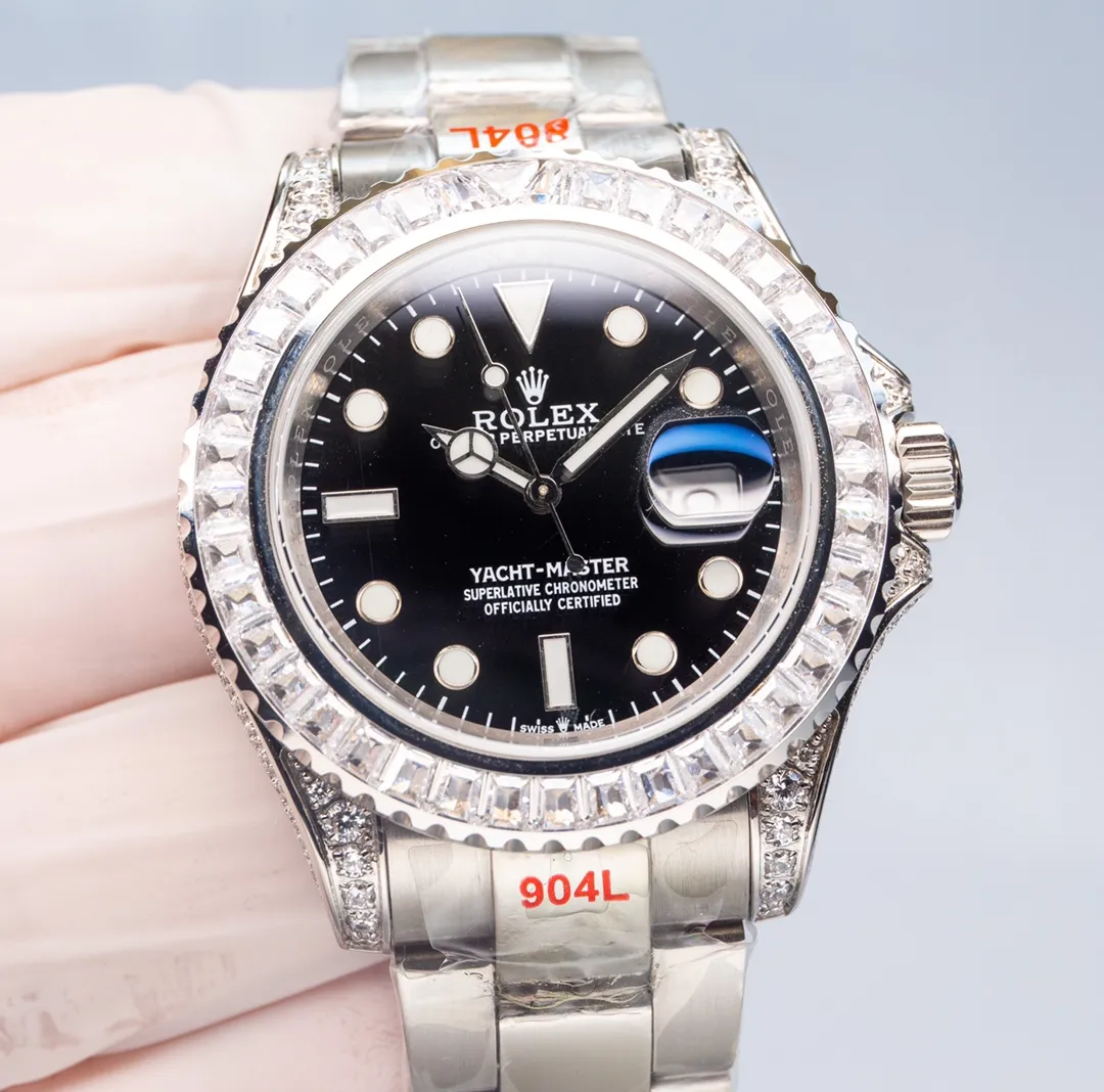 【Top Replica】💰5200! Rolex's global limited gemstone model - the Yacht-Master, pushes the limits aesthetically. On this watch, you can combine your love of jewelry and Swiss watches into one. The bezel, case and buckle are all studded with Swarovski diamonds! A walking work of art, a symbol of identity and status, the aura is clear at a glance! Really stunning! Can't put it down❤️ [Movement] It uses the 3235 fully automatic all-in-one machine with the soul blue hairspring that symbolizes Rolex, and its performance is extremely stable. [Case] ​​The size of the watch is 40mm, and every detail is perfectly reproduced one to one. [Watch strap] Forged from 904L fine steel, the strap has a classic oyster shape, with brushing on both sides and high polishing in the middle. The buckle has the same double safety buckle as the original one, and the buckle engraving is clearly visible. [Mirror] Sapphire mirror. Super luminous text, the color of the text is more delicate, creating a visual effect consistent with the original product! 🍻It is shocking and noble when you use it. You deserve it!