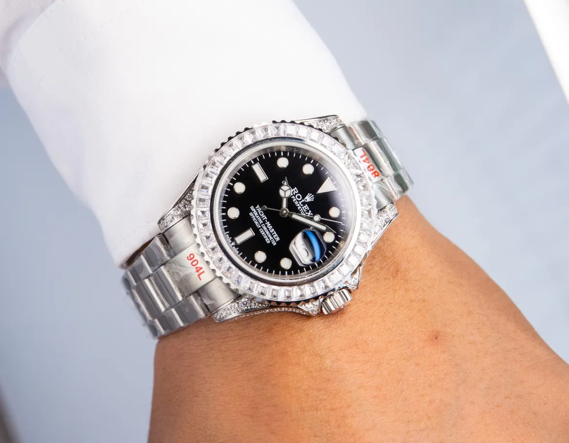 【Top Replica】💰5200! Rolex's global limited gemstone model - the Yacht-Master, pushes the limits aesthetically. On this watch, you can combine your love of jewelry and Swiss watches into one. The bezel, case and buckle are all studded with Swarovski diamonds! A walking work of art, a symbol of identity and status, the aura is clear at a glance! Really stunning! Can't put it down❤️ [Movement] It uses the 3235 fully automatic all-in-one machine with the soul blue hairspring that symbolizes Rolex, and its performance is extremely stable. [Case] ​​The size of the watch is 40mm, and every detail is perfectly reproduced one to one. [Watch strap] Forged from 904L fine steel, the strap has a classic oyster shape, with brushing on both sides and high polishing in the middle. The buckle has the same double safety buckle as the original one, and the buckle engraving is clearly visible. [Mirror] Sapphire mirror. Super luminous text, the color of the text is more delicate, creating a visual effect consistent with the original product! 🍻It is shocking and noble when you use it. You deserve it!