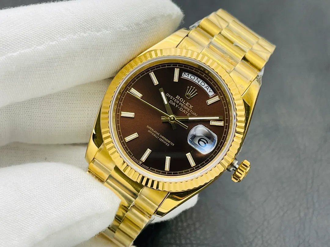 [VRS Factory2021 Wall Crack Recommendation] V2 upgraded version, the highest version on the market, Rolex Day Date 40MM, exciting details: 1⃣️ The dial is set with 18ct gold, set with diamonds, and square diamonds at 6 and 9 o'clock. 2⃣️Oyster case structure, integrated middle case, screw-in bottom cover and winding crown. 3⃣️The structural dimensions and thickness are the same as the original ones, with a diameter of 40 mm and a thickness of 12 mm. 4⃣️ Equipped with 2836 automatic winding movement, it can quickly adjust the instant jump day calendar, and achieve the same time adjustment, thickness and structure as the original version. VRS Factory’s ingenious work welcomes your appreciation!