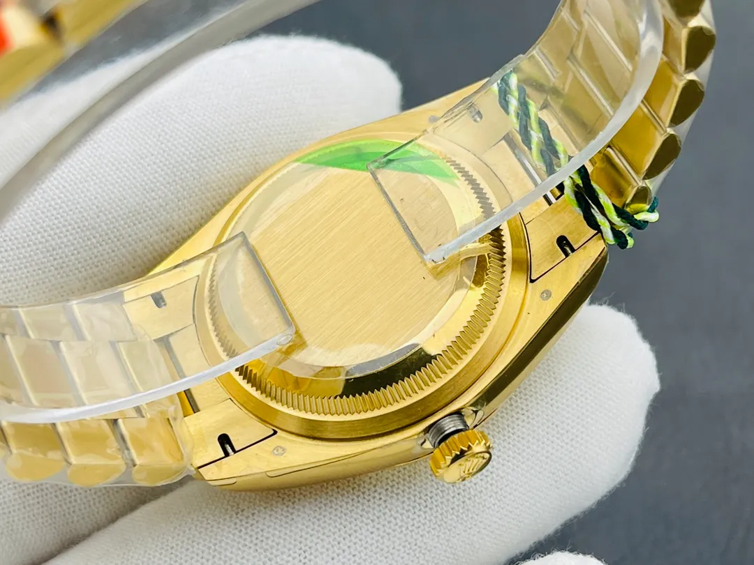 [VRS Factory2021 Wall Crack Recommendation] V2 upgraded version, the highest version on the market, Rolex Day Date 40MM, exciting details: 1⃣️ The dial is set with 18ct gold, set with diamonds, and square diamonds at 6 and 9 o'clock. 2⃣️Oyster case structure, integrated middle case, screw-in bottom cover and winding crown. 3⃣️The structural dimensions and thickness are the same as the original ones, with a diameter of 40 mm and a thickness of 12 mm. 4⃣️ Equipped with 2836 automatic winding movement, it can quickly adjust the instant jump day calendar, and achieve the same time adjustment, thickness and structure as the original version. VRS Factory’s ingenious work welcomes your appreciation!