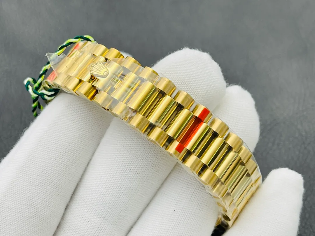 [VRS Factory2021 Wall Crack Recommendation] V2 upgraded version, the highest version on the market, Rolex Day Date 40MM, exciting details: 1⃣️ The dial is set with 18ct gold, set with diamonds, and square diamonds at 6 and 9 o'clock. 2⃣️Oyster case structure, integrated middle case, screw-in bottom cover and winding crown. 3⃣️The structural dimensions and thickness are the same as the original ones, with a diameter of 40 mm and a thickness of 12 mm. 4⃣️ Equipped with 2836 automatic winding movement, it can quickly adjust the instant jump day calendar, and achieve the same time adjustment, thickness and structure as the original version. VRS Factory’s ingenious work welcomes your appreciation!